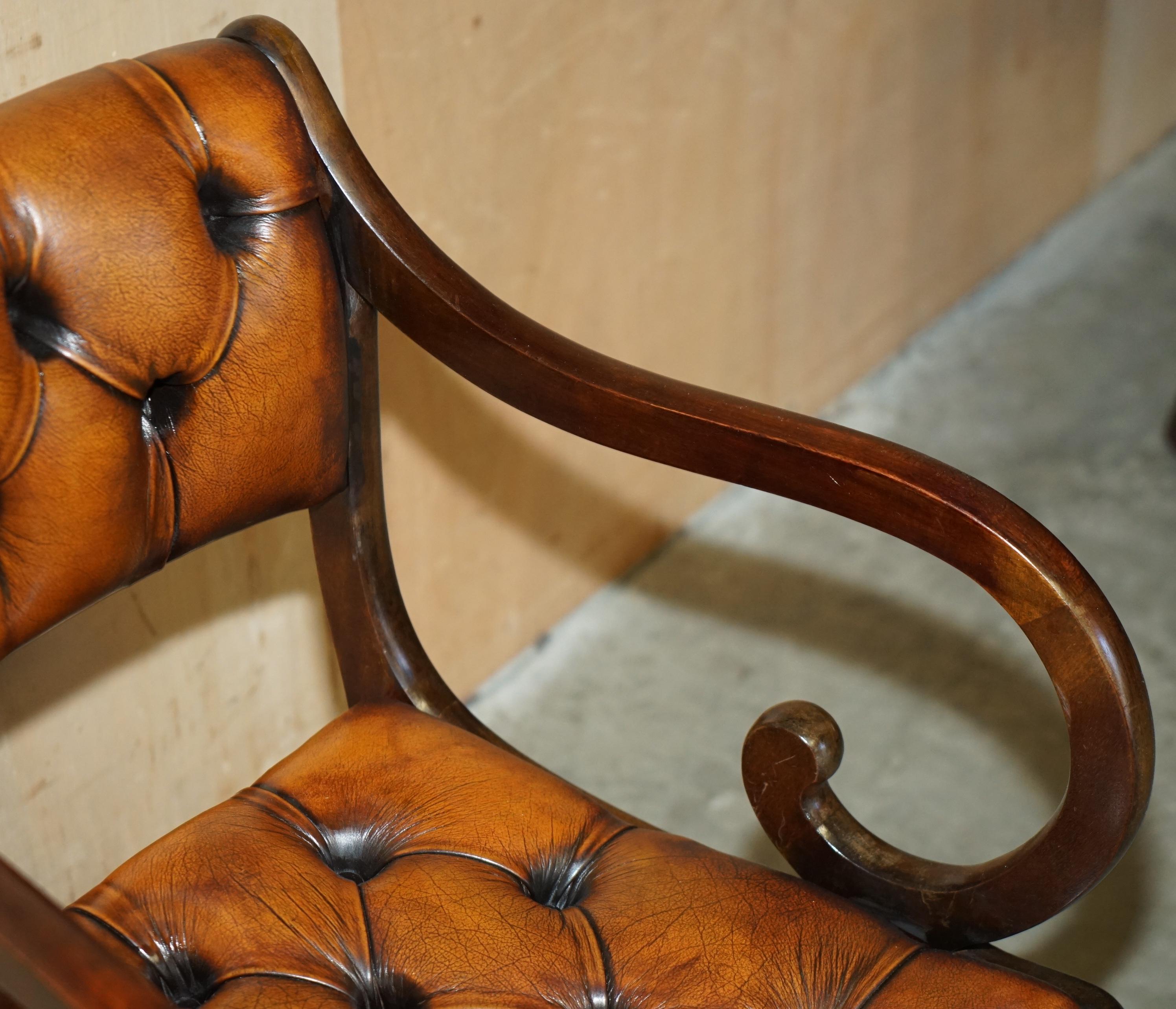 20ième siècle JOLIE PAIRE DE FAUTEUIL DE LECTURE DE BIBLIOTHÈQUE CHESTERFIELD EN CUIR BRUN RESTAURÉ en vente