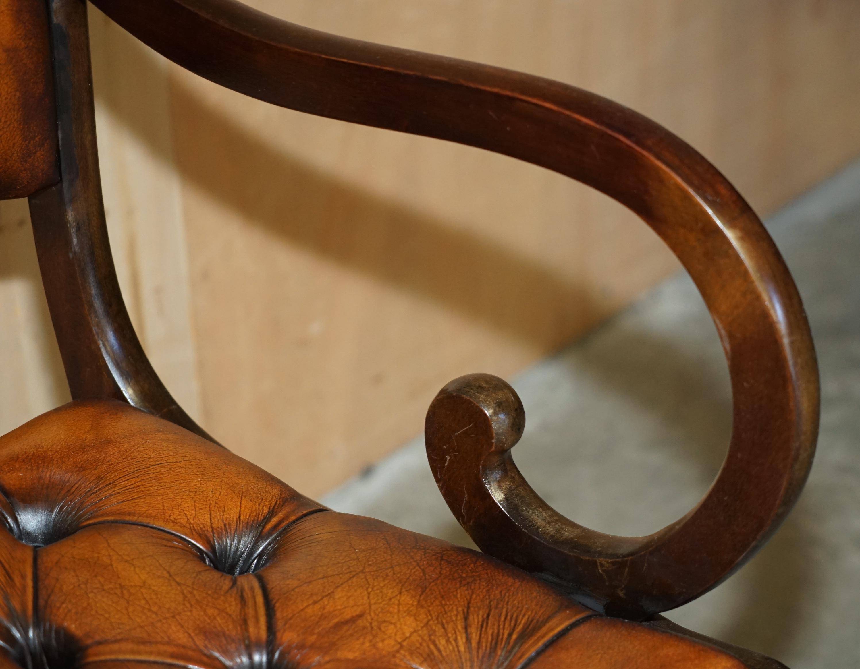 Cuir JOLIE PAIRE DE FAUTEUIL DE LECTURE DE BIBLIOTHÈQUE CHESTERFIELD EN CUIR BRUN RESTAURÉ en vente