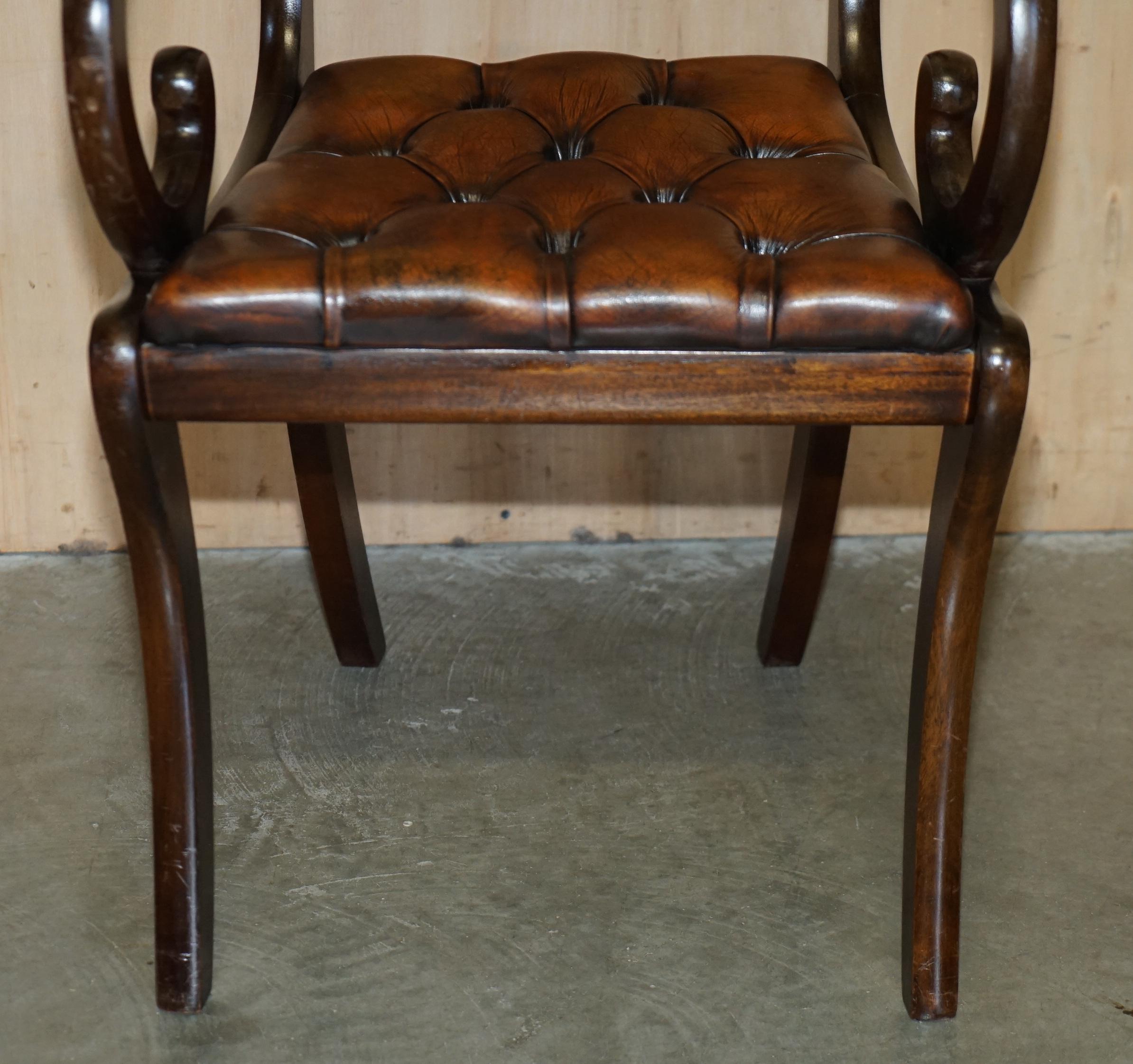 JOLIE PAIRE DE FAUTEUIL DE LECTURE DE BIBLIOTHÈQUE CHESTERFIELD EN CUIR BRUN RESTAURÉ en vente 1