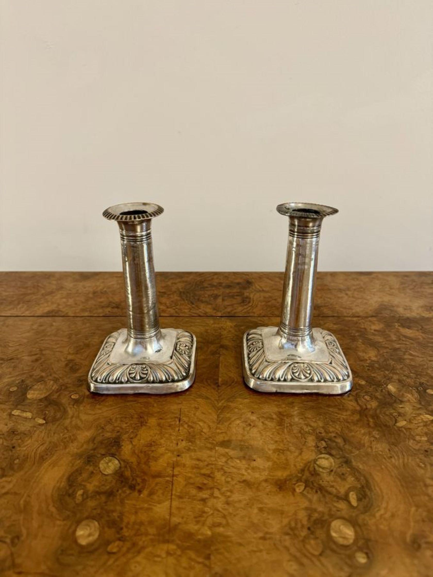 Placcato argento Graziosa coppia di piccoli candelabri antichi vittoriani in vendita