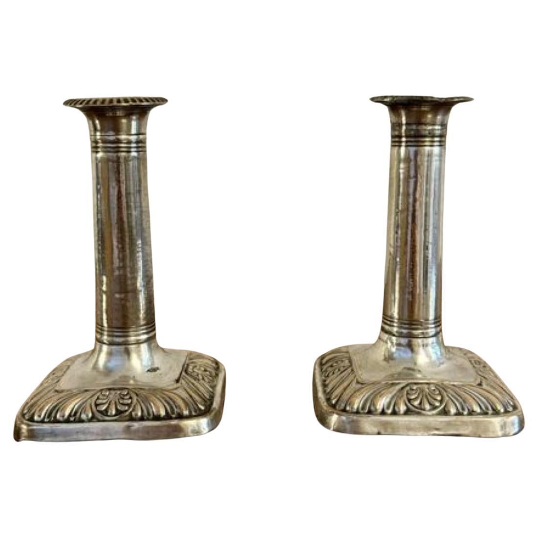 Graziosa coppia di piccoli candelabri antichi vittoriani