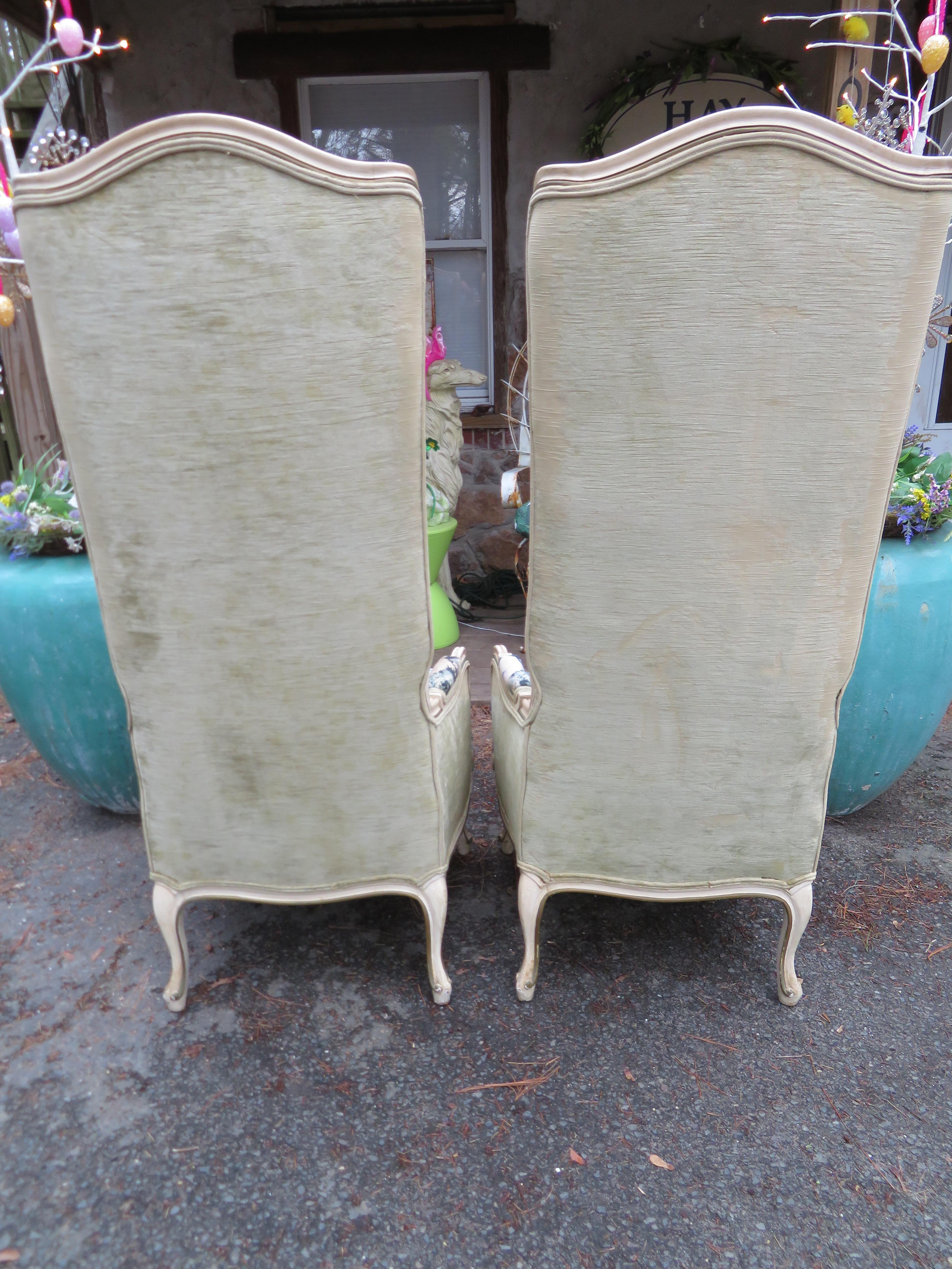 Lovely Pair of Statuesque Französisch Land Wingback Stühle Midcentury (Französische Provence) im Angebot