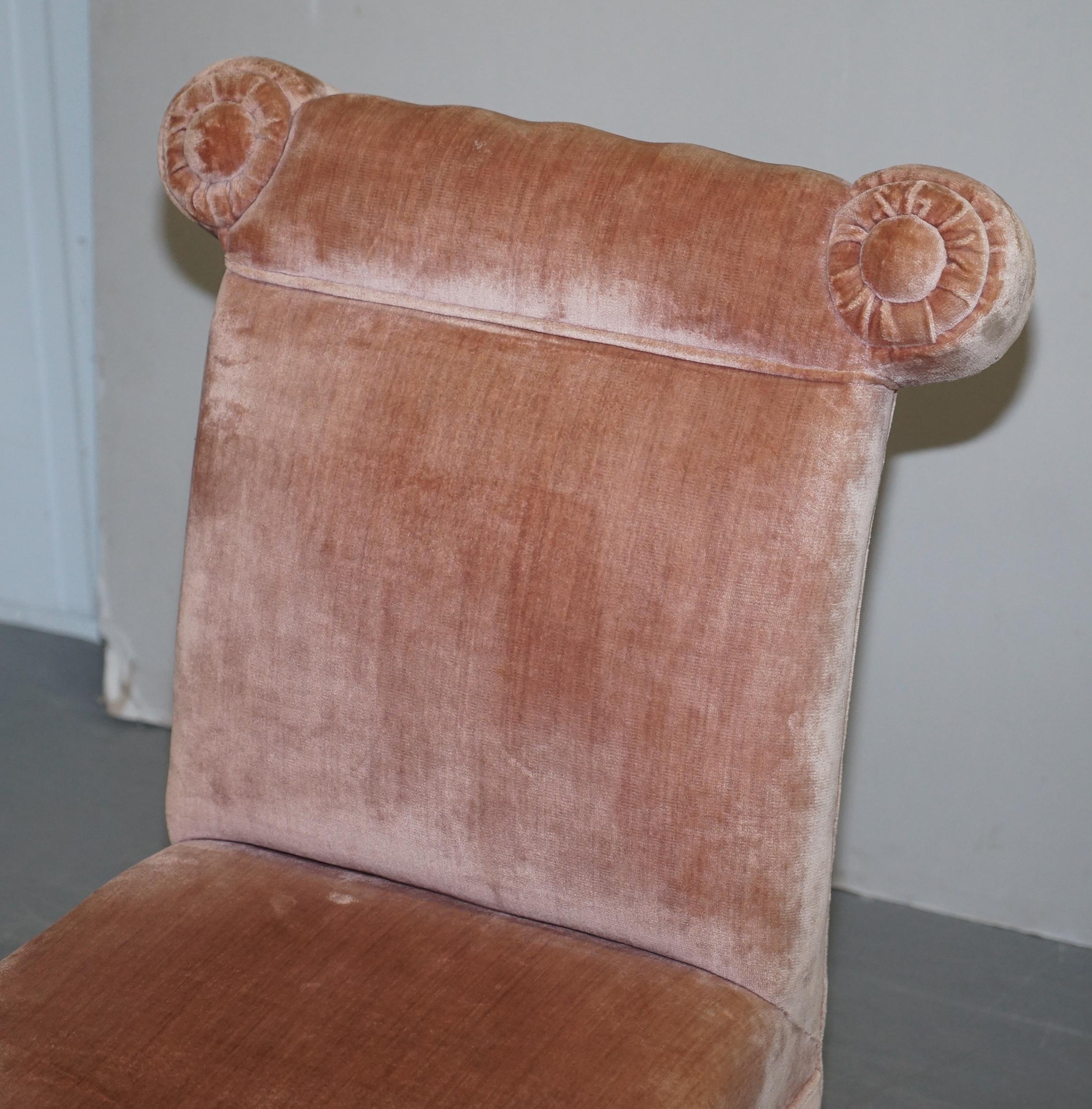 Jolie paire de fauteuils boudoirs victoriens avec tapisserie en velours rose saumon en vente 7