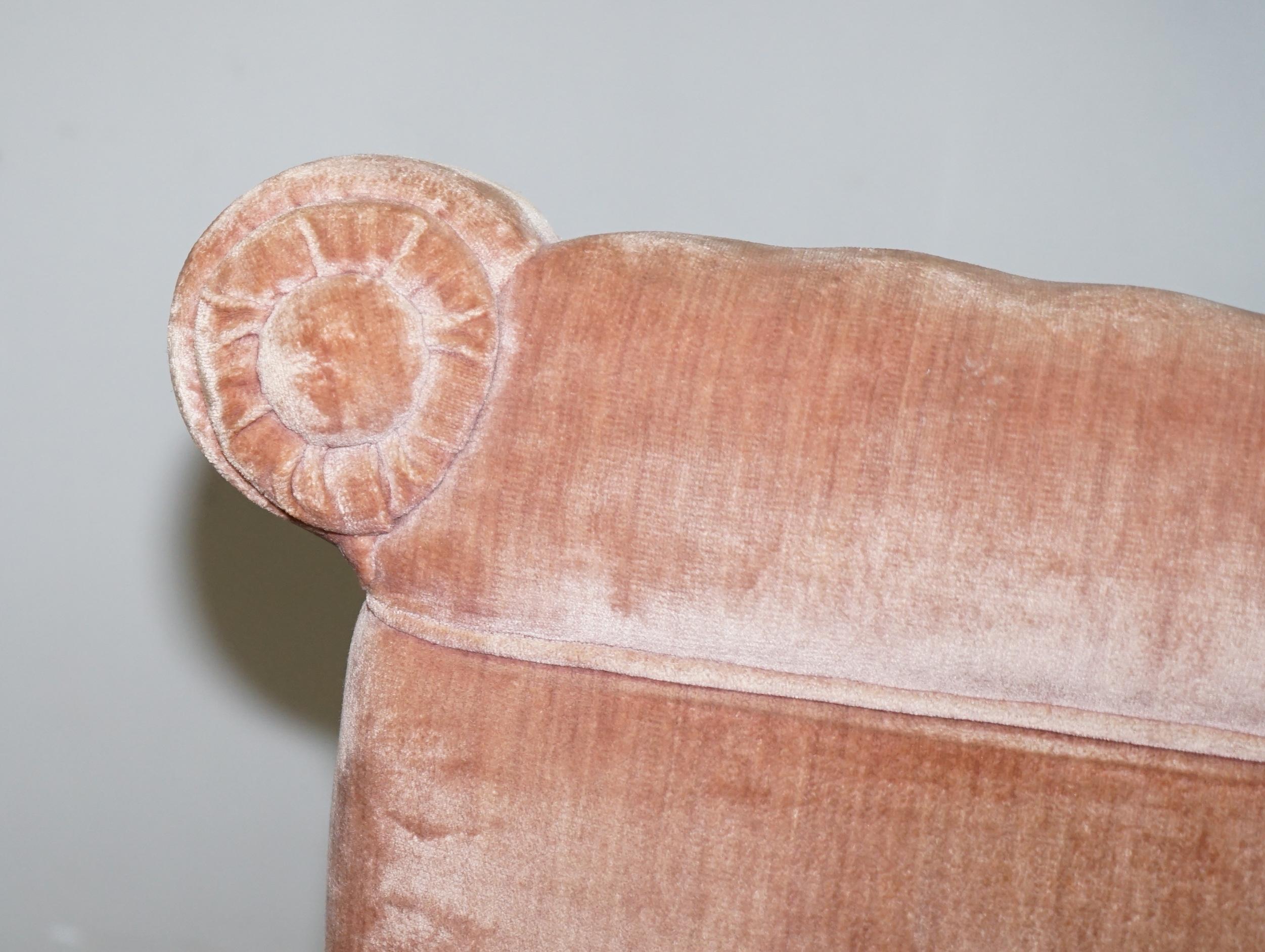 Jolie paire de fauteuils boudoirs victoriens avec tapisserie en velours rose saumon en vente 8