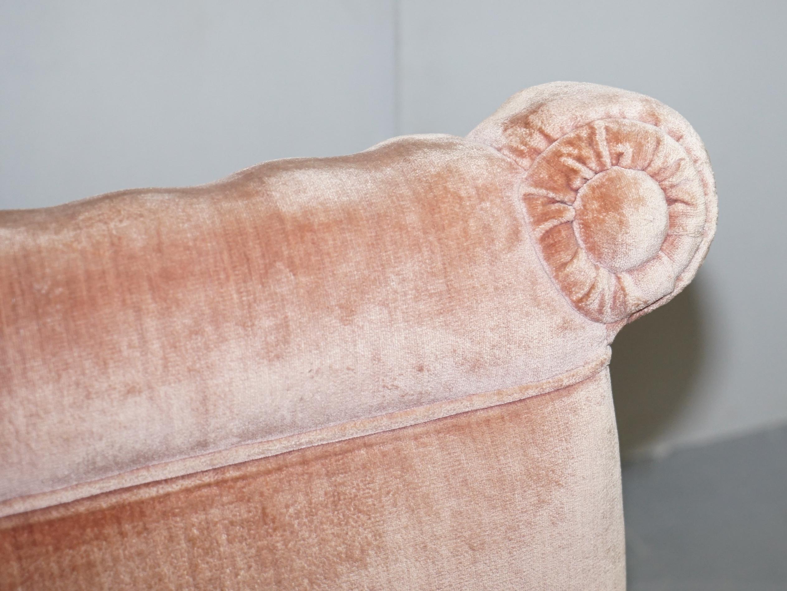 Jolie paire de fauteuils boudoirs victoriens avec tapisserie en velours rose saumon en vente 9