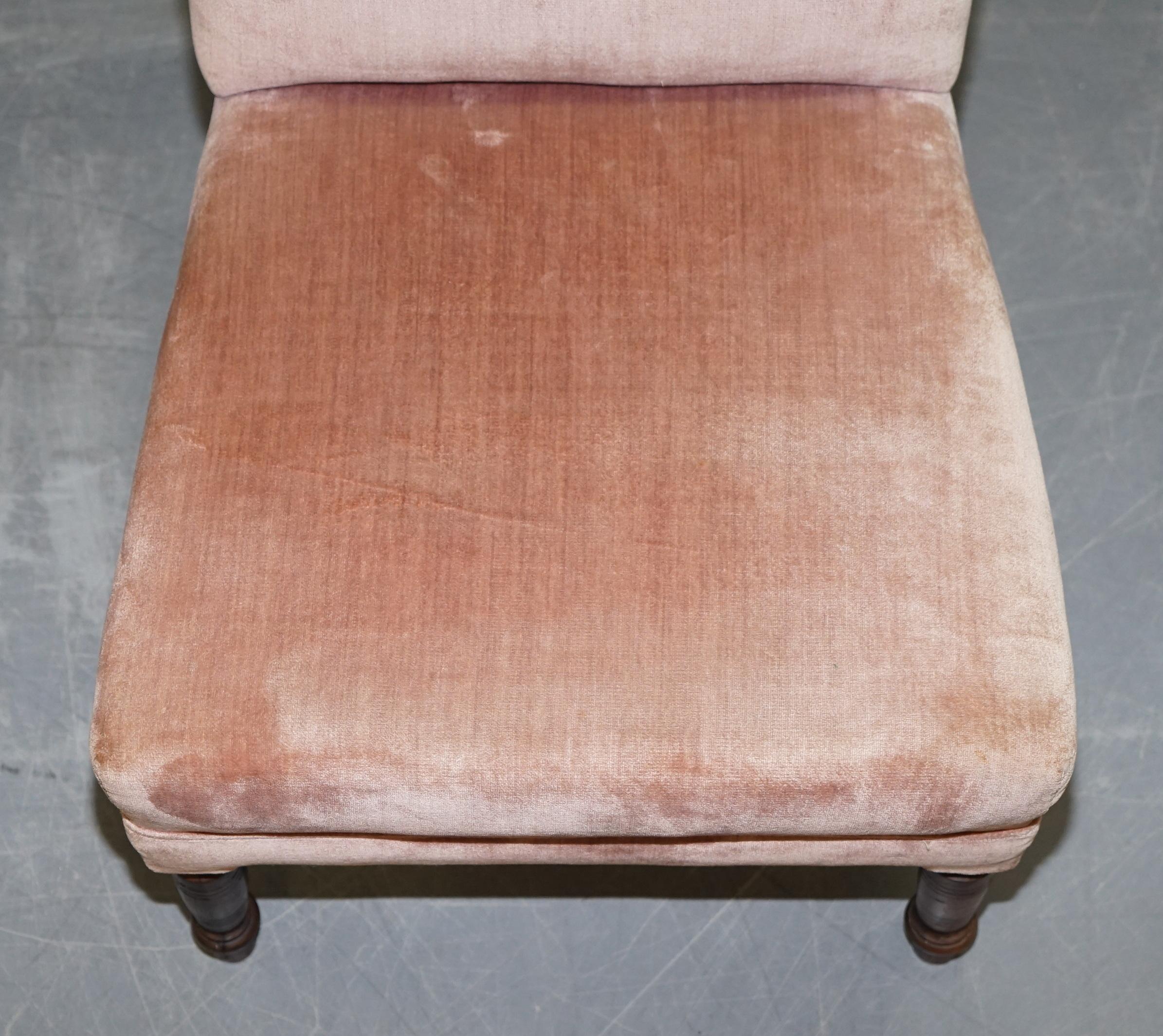 Jolie paire de fauteuils boudoirs victoriens avec tapisserie en velours rose saumon en vente 10