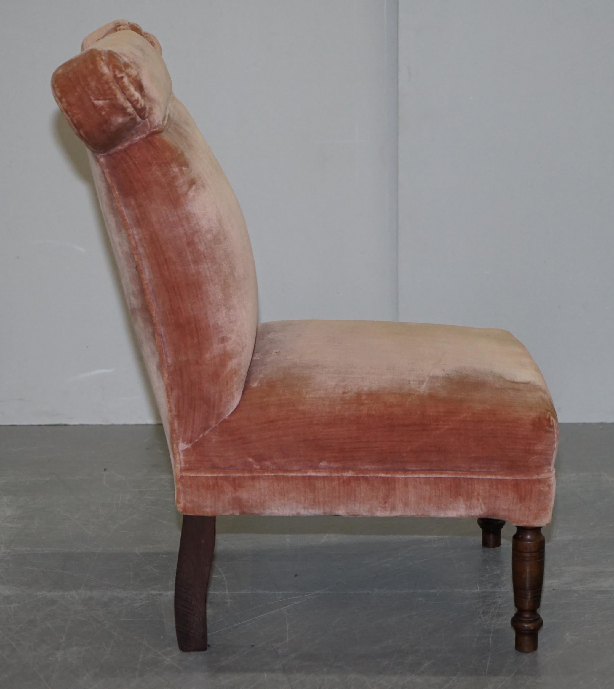Jolie paire de fauteuils boudoirs victoriens avec tapisserie en velours rose saumon en vente 12