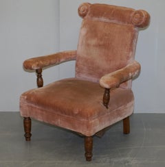 Jolie paire de fauteuils boudoirs victoriens avec tapisserie en velours rose saumon