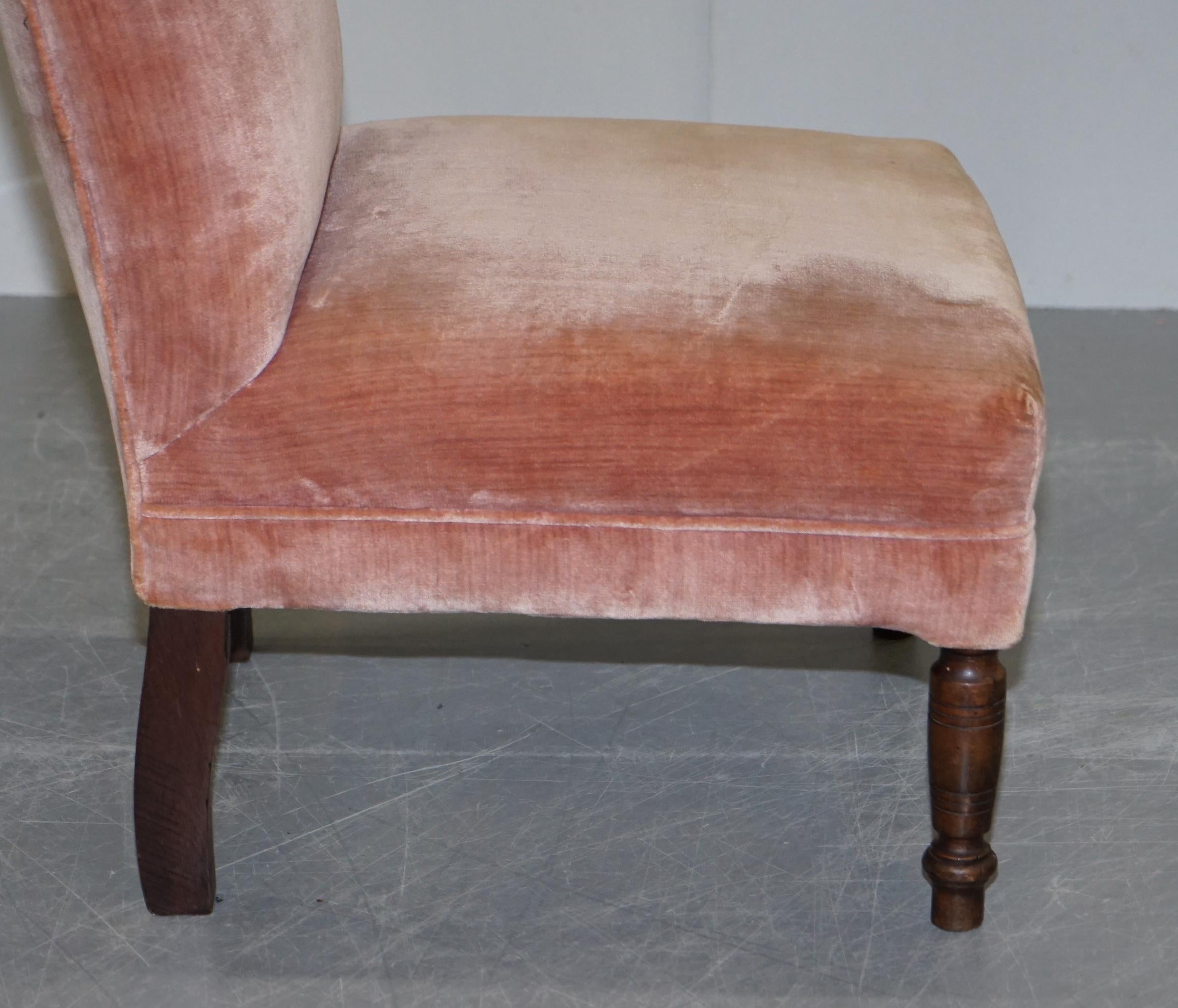 Jolie paire de fauteuils boudoirs victoriens avec tapisserie en velours rose saumon en vente 13