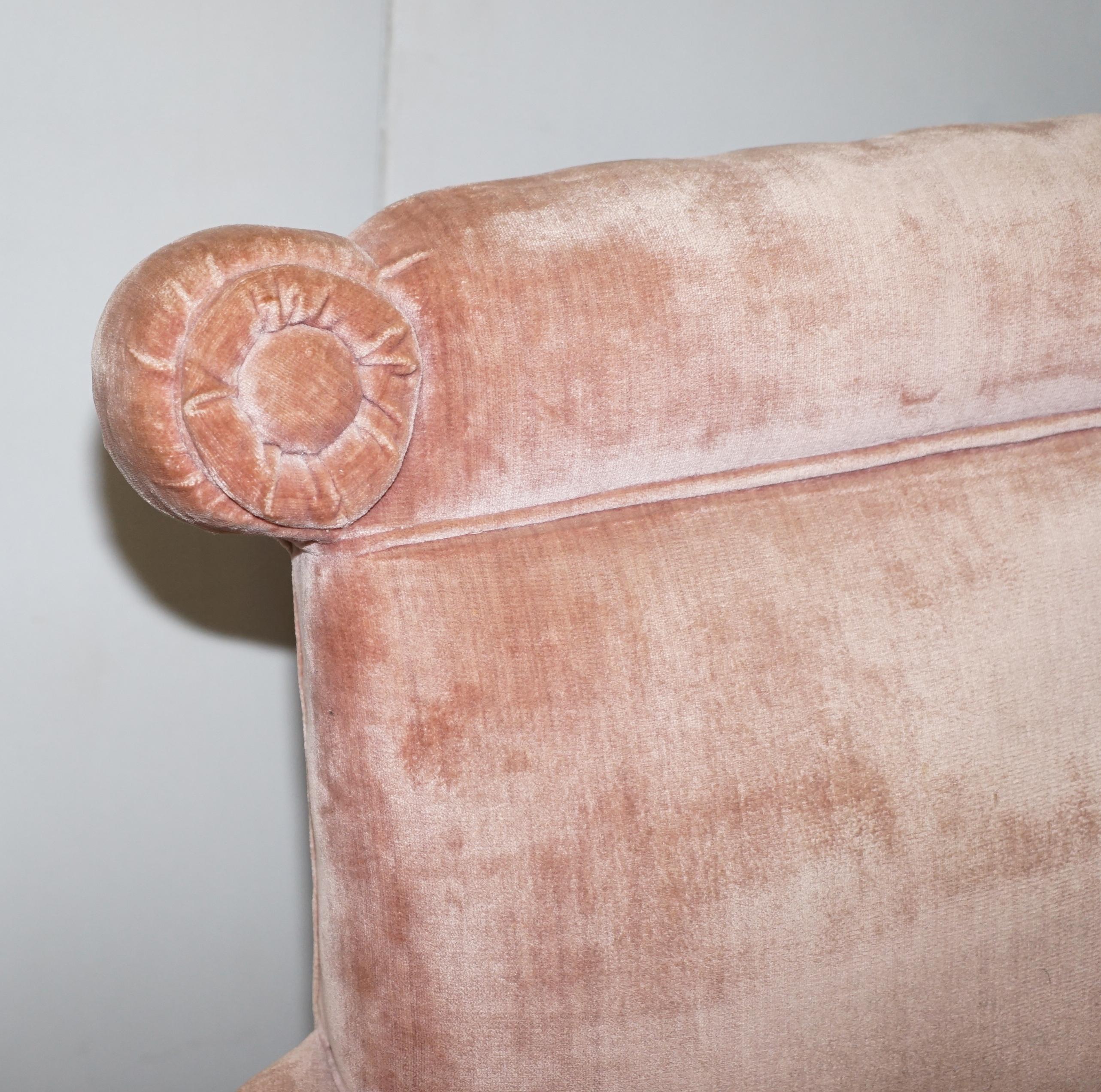 Fait main Jolie paire de fauteuils boudoirs victoriens avec tapisserie en velours rose saumon en vente