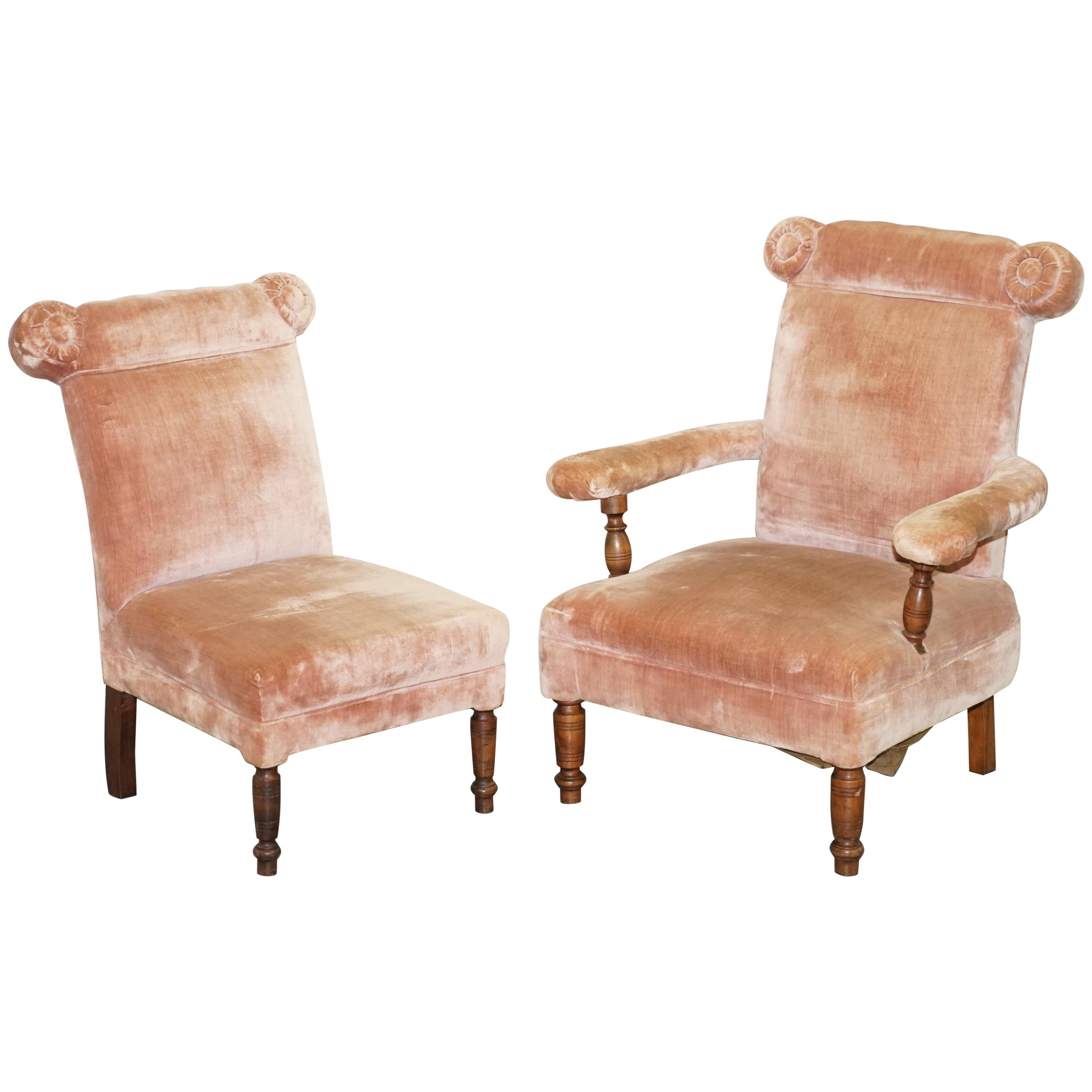 Jolie paire de fauteuils boudoirs victoriens avec tapisserie en velours rose saumon en vente