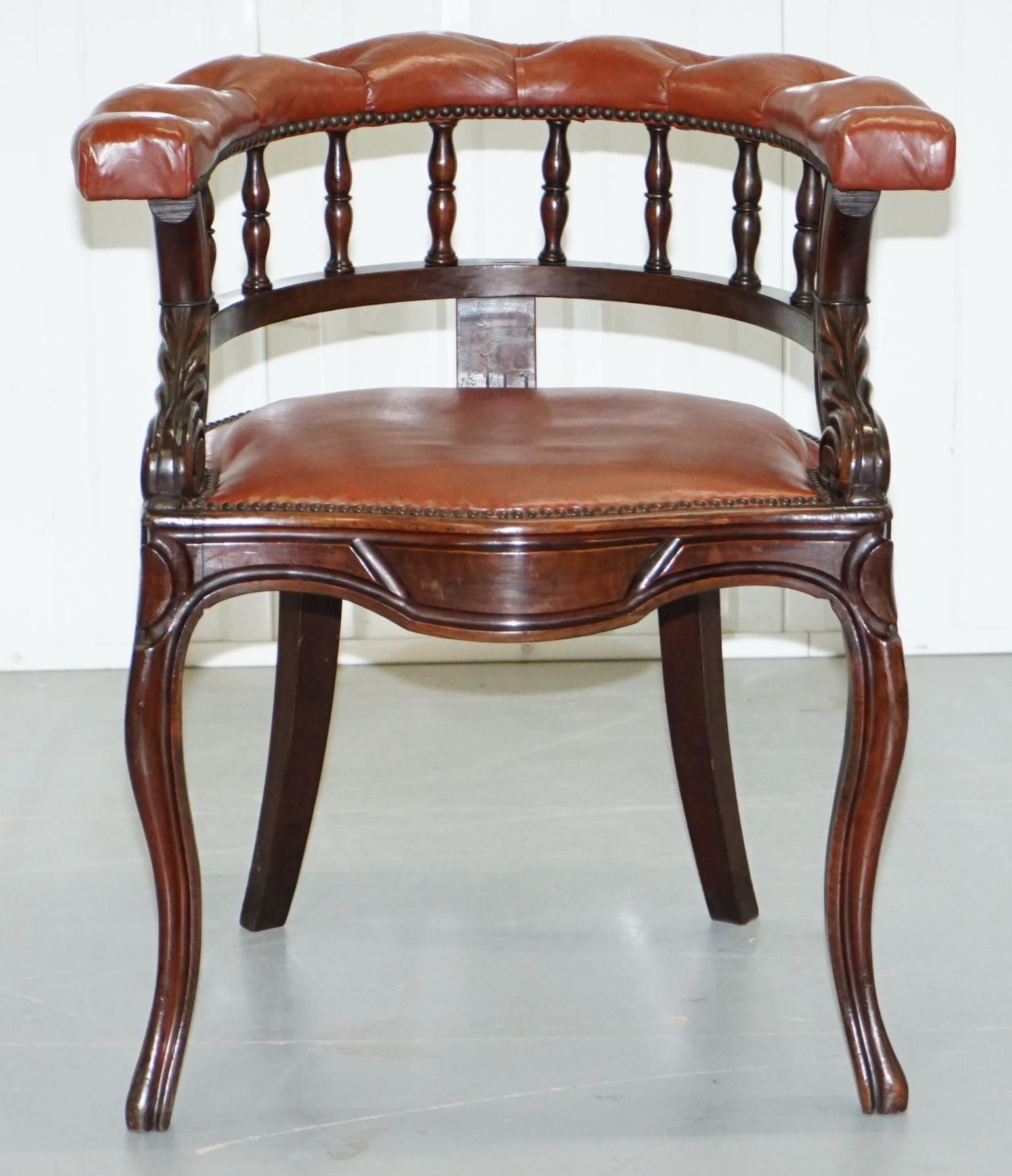 Lovely Pair of Victorian Horse Shoe Back Chesterfield Buttoned Captians Chairs (Viktorianisch)