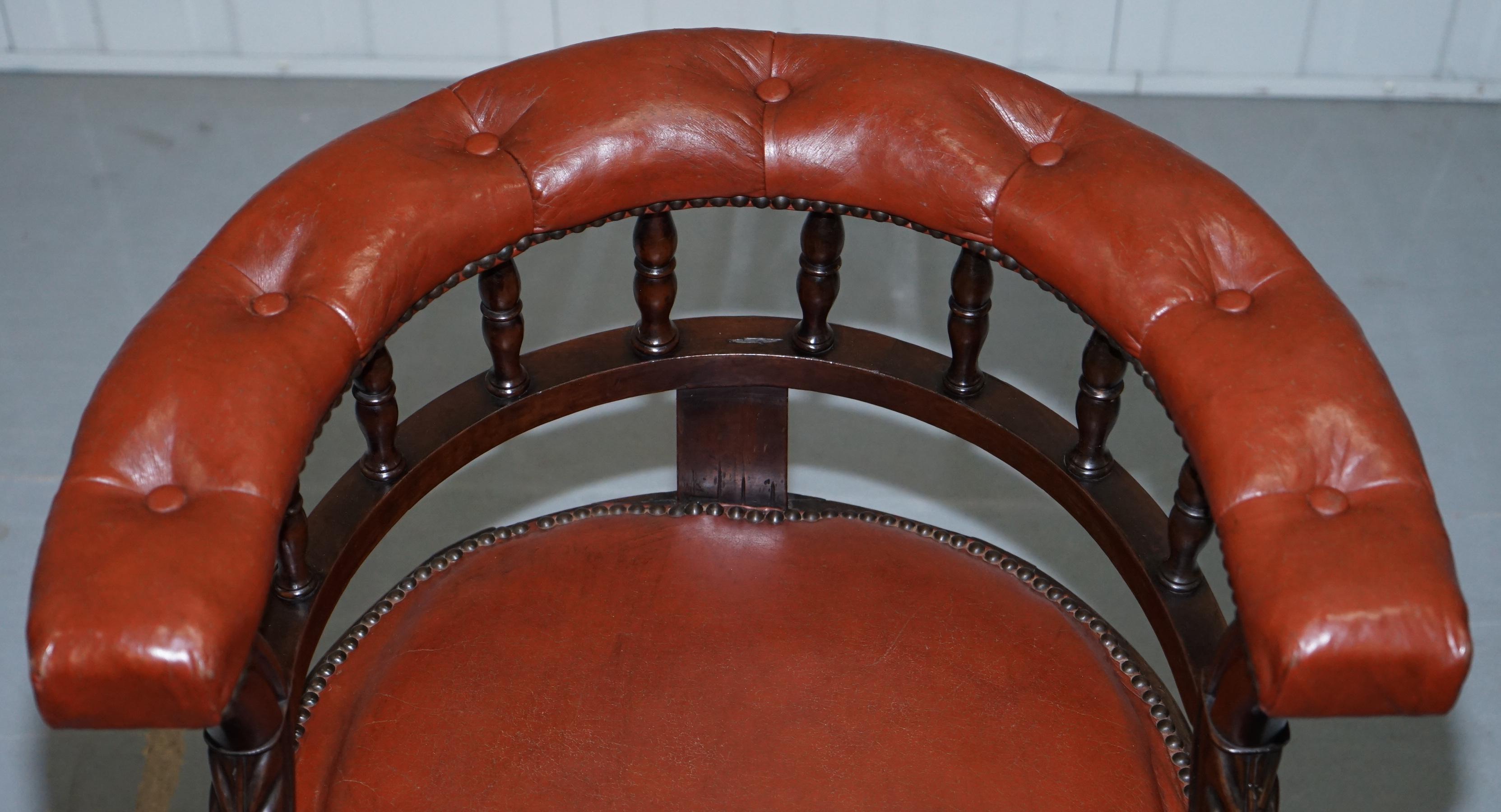 Lovely Pair of Victorian Horse Shoe Back Chesterfield Buttoned Captians Chairs (Handgefertigt)