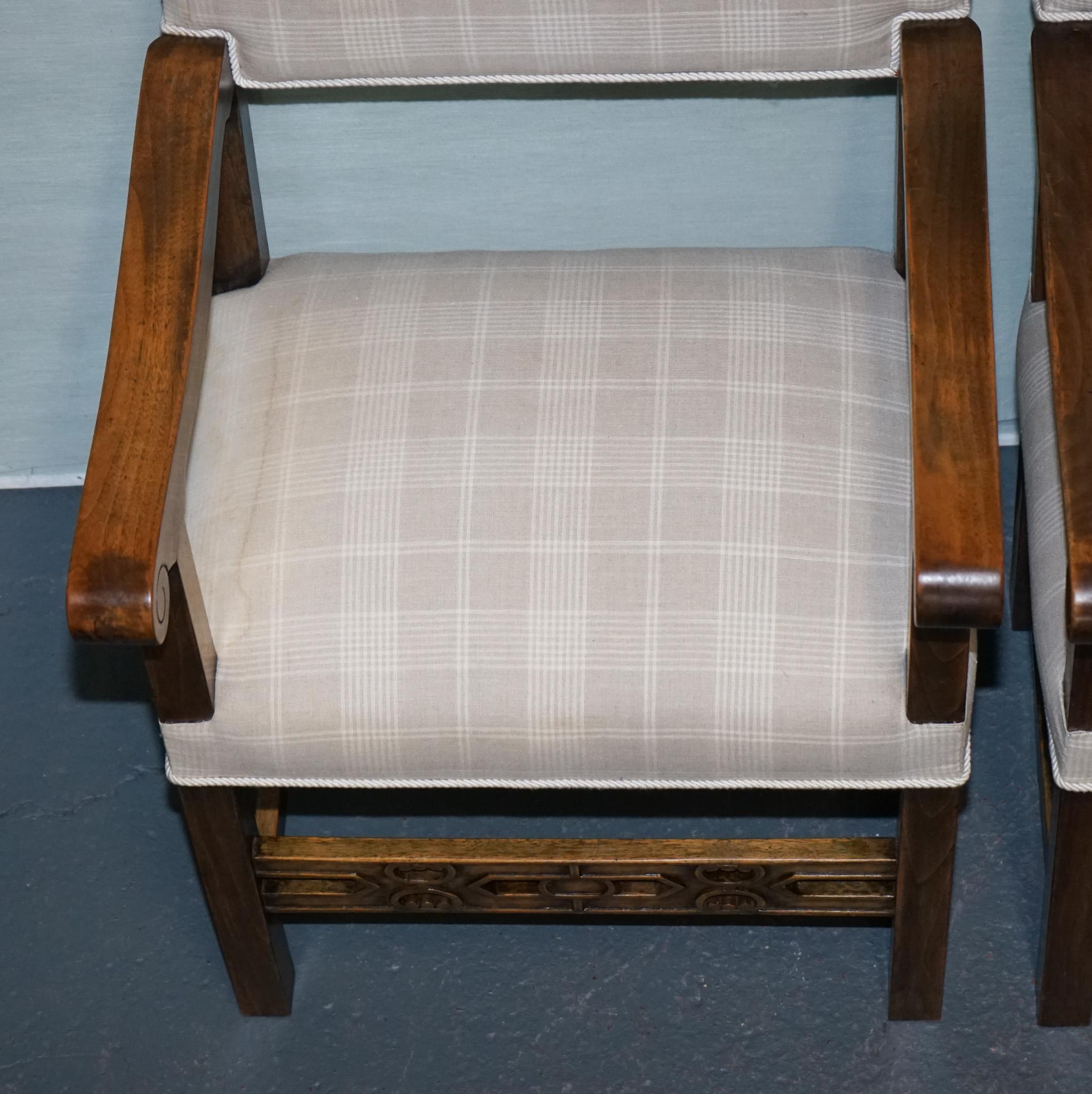 JOLIE PAIRE DE FAUTEUIL EN CARVER VICTORIEN NOUVELLEMENT TAPISÉ DÉTAILLÉ EN BOIS CARVÉ en vente 3