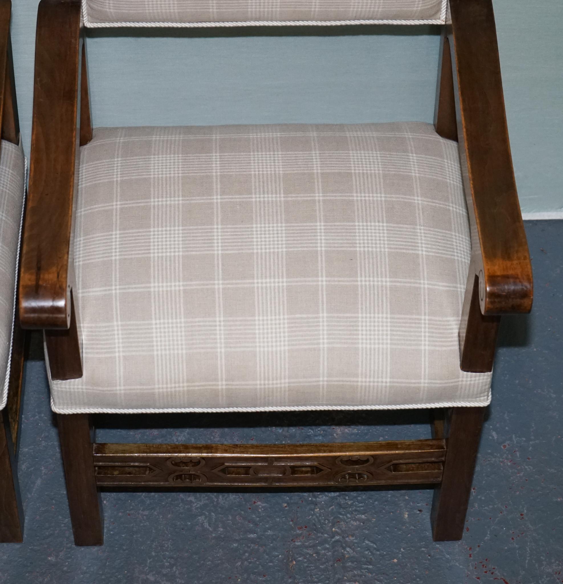 JOLIE PAIRE DE FAUTEUIL EN CARVER VICTORIEN NOUVELLEMENT TAPISÉ DÉTAILLÉ EN BOIS CARVÉ en vente 4