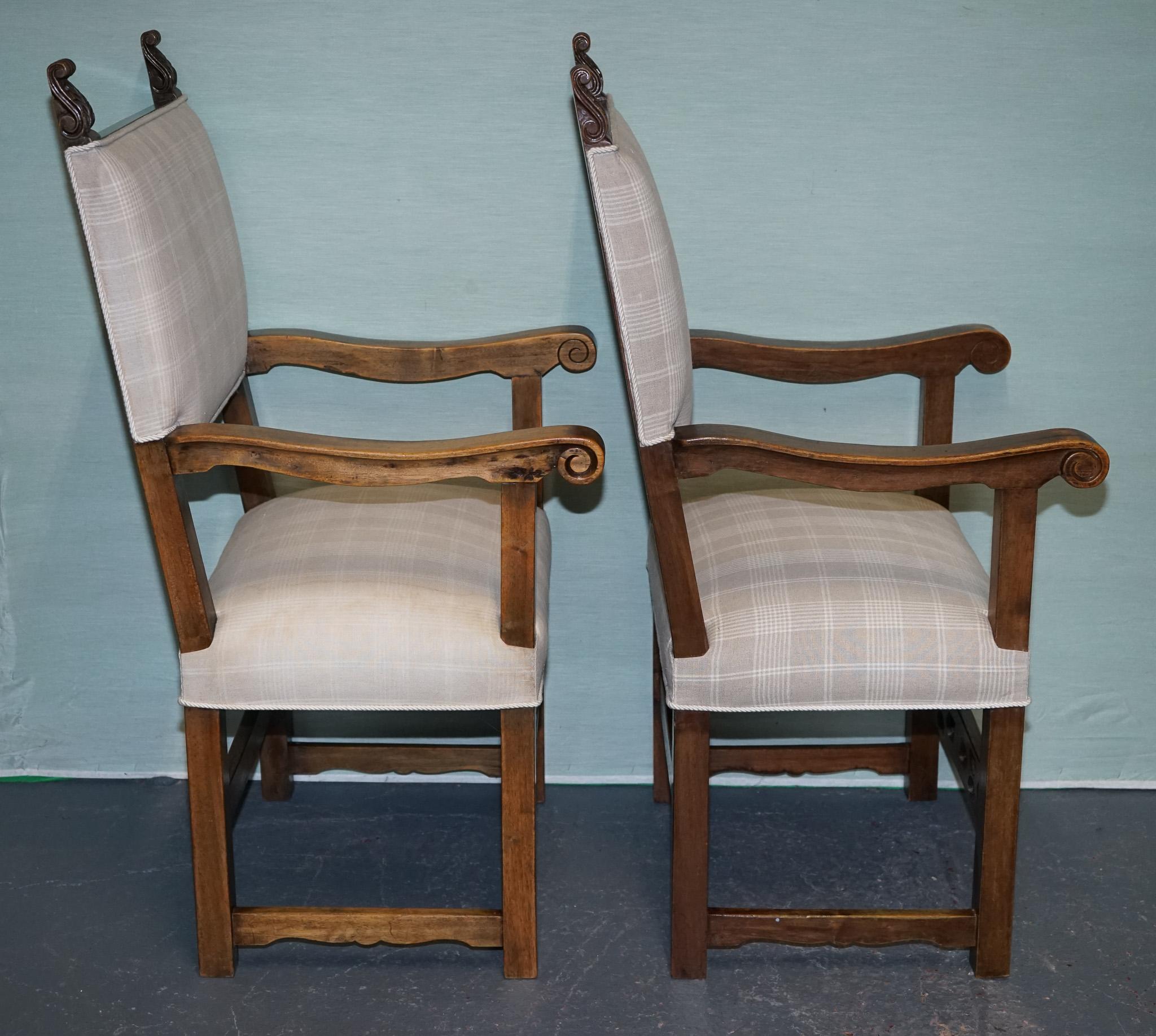 JOLIE PAIRE DE FAUTEUIL EN CARVER VICTORIEN NOUVELLEMENT TAPISÉ DÉTAILLÉ EN BOIS CARVÉ en vente 5