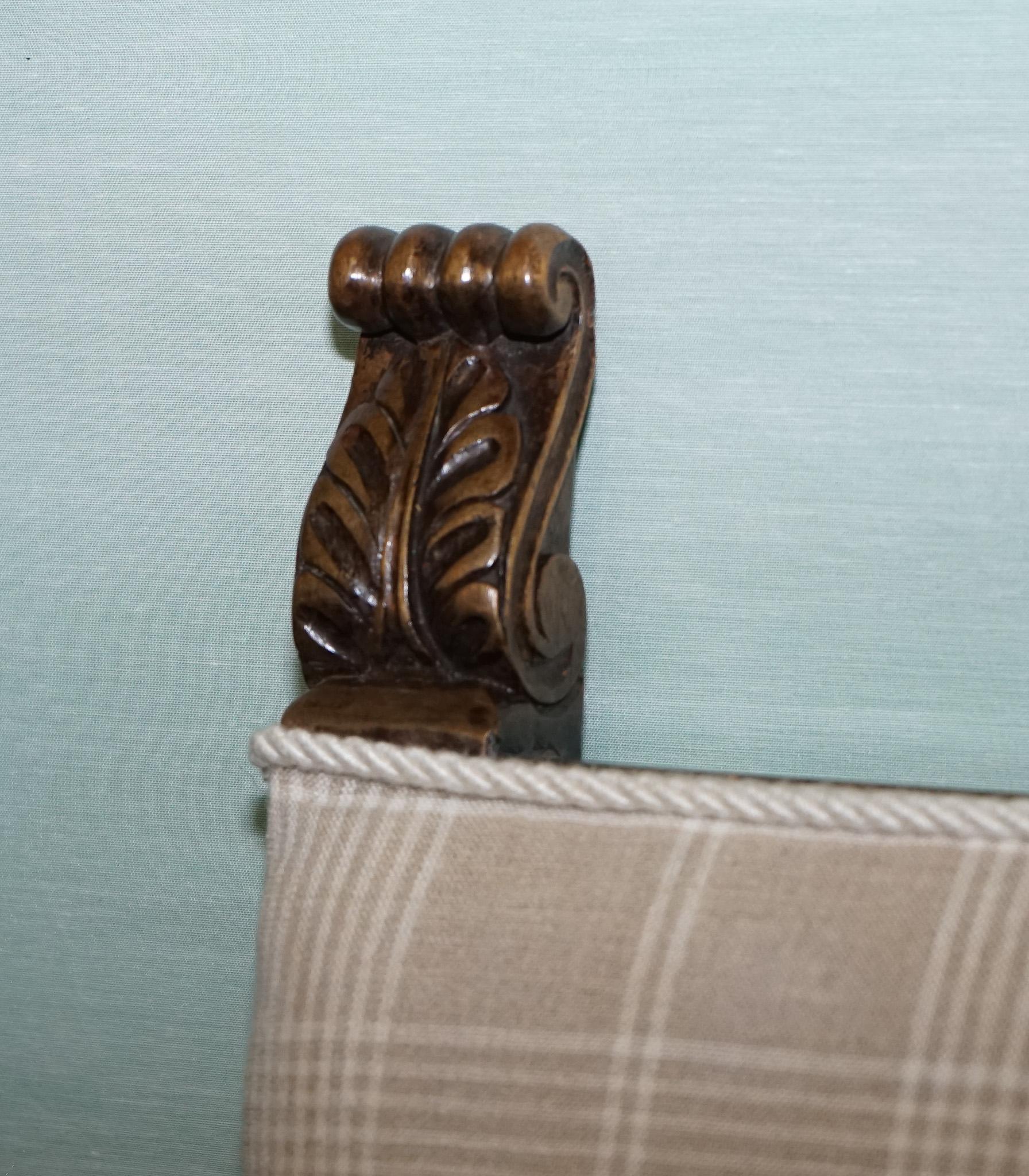 Fait main JOLIE PAIRE DE FAUTEUIL EN CARVER VICTORIEN NOUVELLEMENT TAPISÉ DÉTAILLÉ EN BOIS CARVÉ en vente