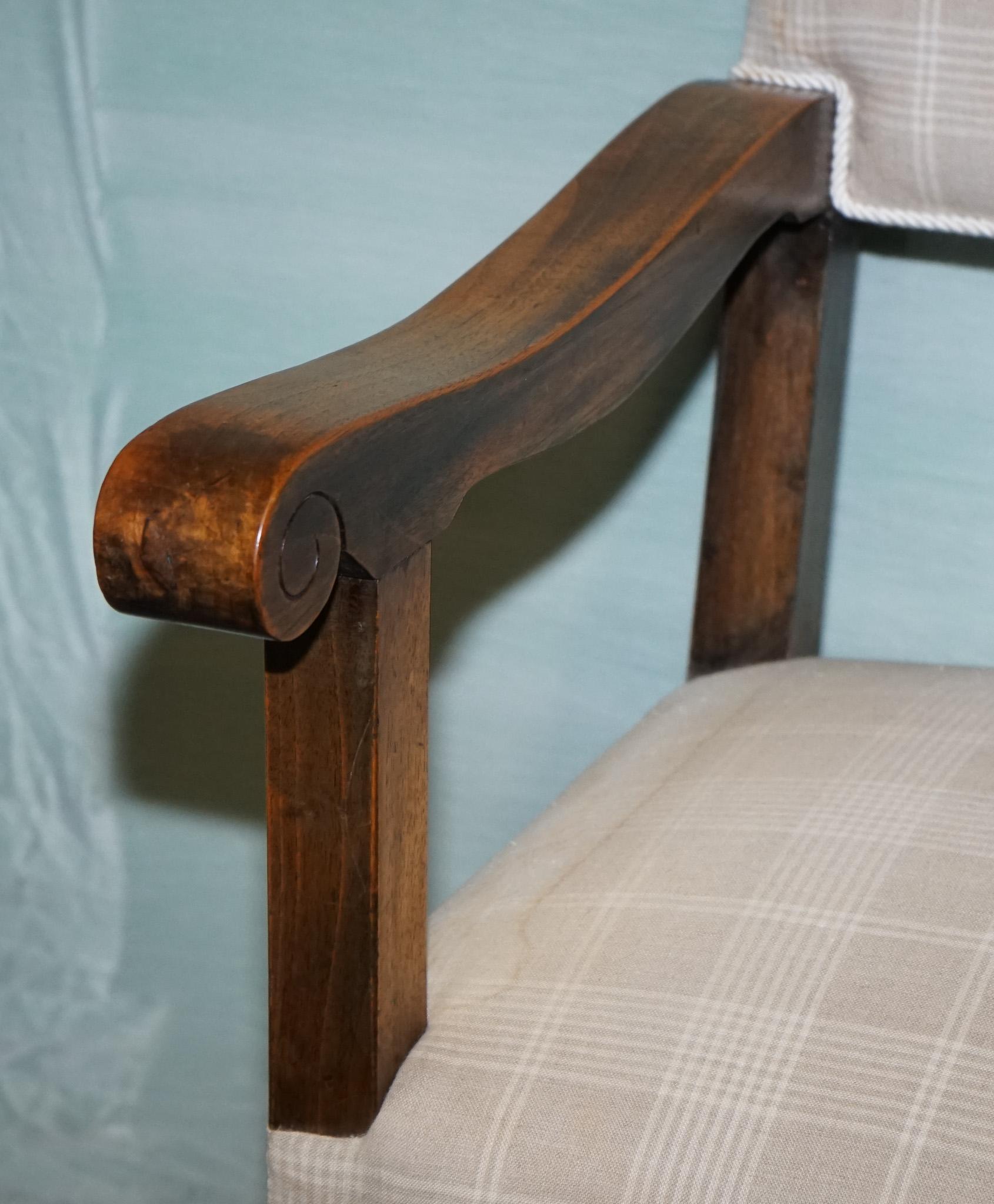 JOLIE PAIRE DE FAUTEUIL EN CARVER VICTORIEN NOUVELLEMENT TAPISÉ DÉTAILLÉ EN BOIS CARVÉ Bon état - En vente à Pulborough, GB