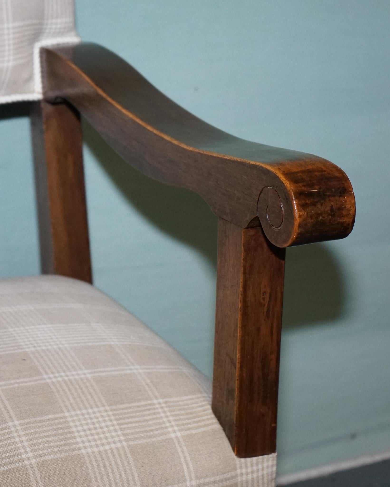 20ième siècle JOLIE PAIRE DE FAUTEUIL EN CARVER VICTORIEN NOUVELLEMENT TAPISÉ DÉTAILLÉ EN BOIS CARVÉ en vente