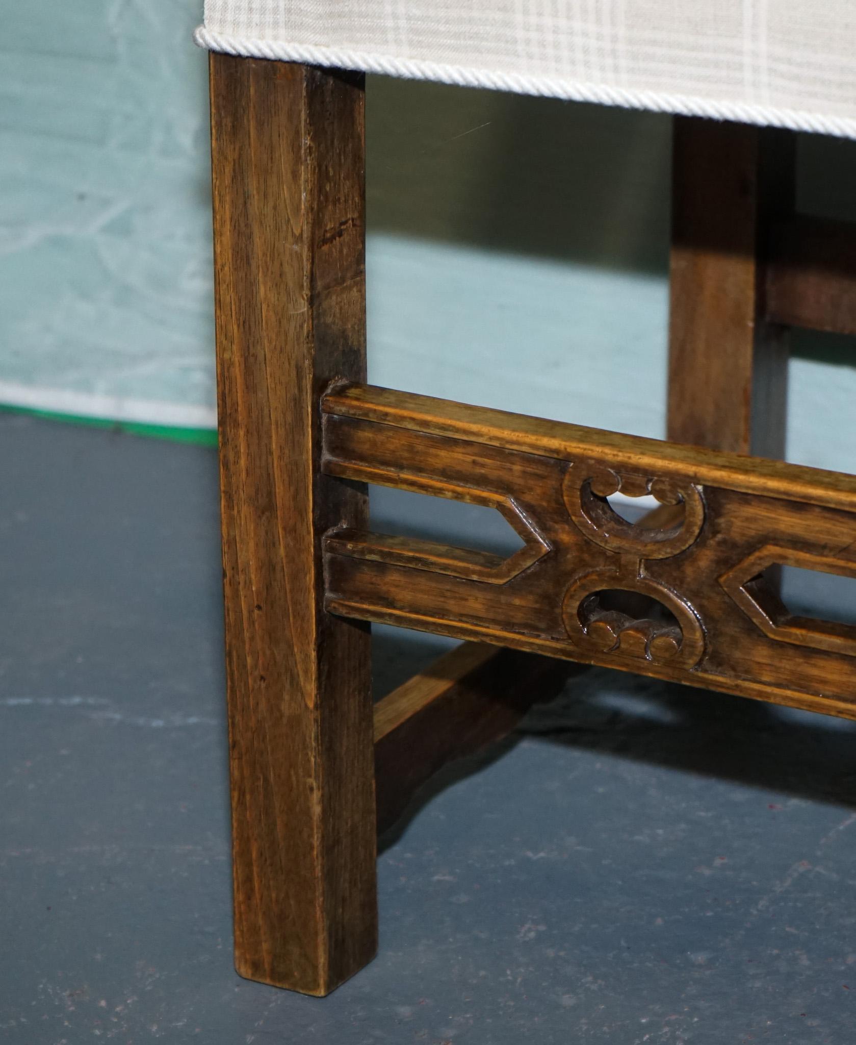 JOLIE PAIRE DE FAUTEUIL EN CARVER VICTORIEN NOUVELLEMENT TAPISÉ DÉTAILLÉ EN BOIS CARVÉ en vente 1