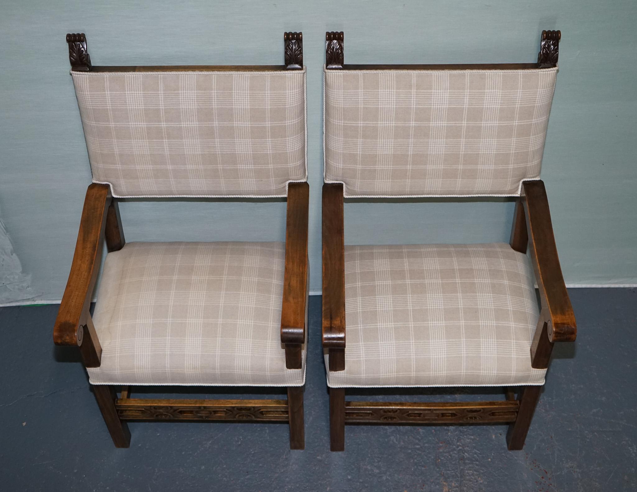JOLIE PAIRE DE FAUTEUIL EN CARVER VICTORIEN NOUVELLEMENT TAPISÉ DÉTAILLÉ EN BOIS CARVÉ en vente 2