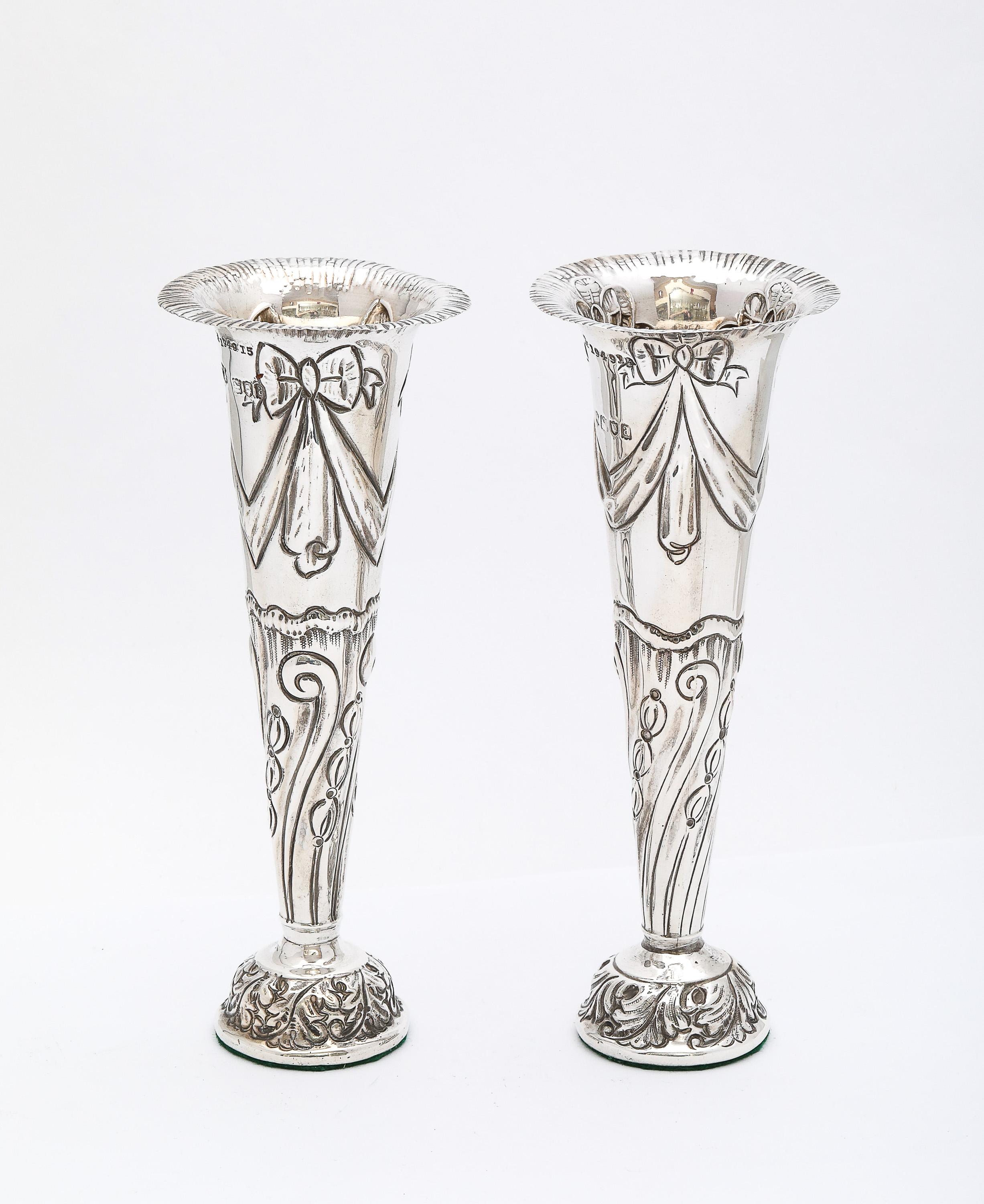 Graziosa coppia di vasi in argento vittoriano di Goldsmiths & Silversmiths in vendita 3