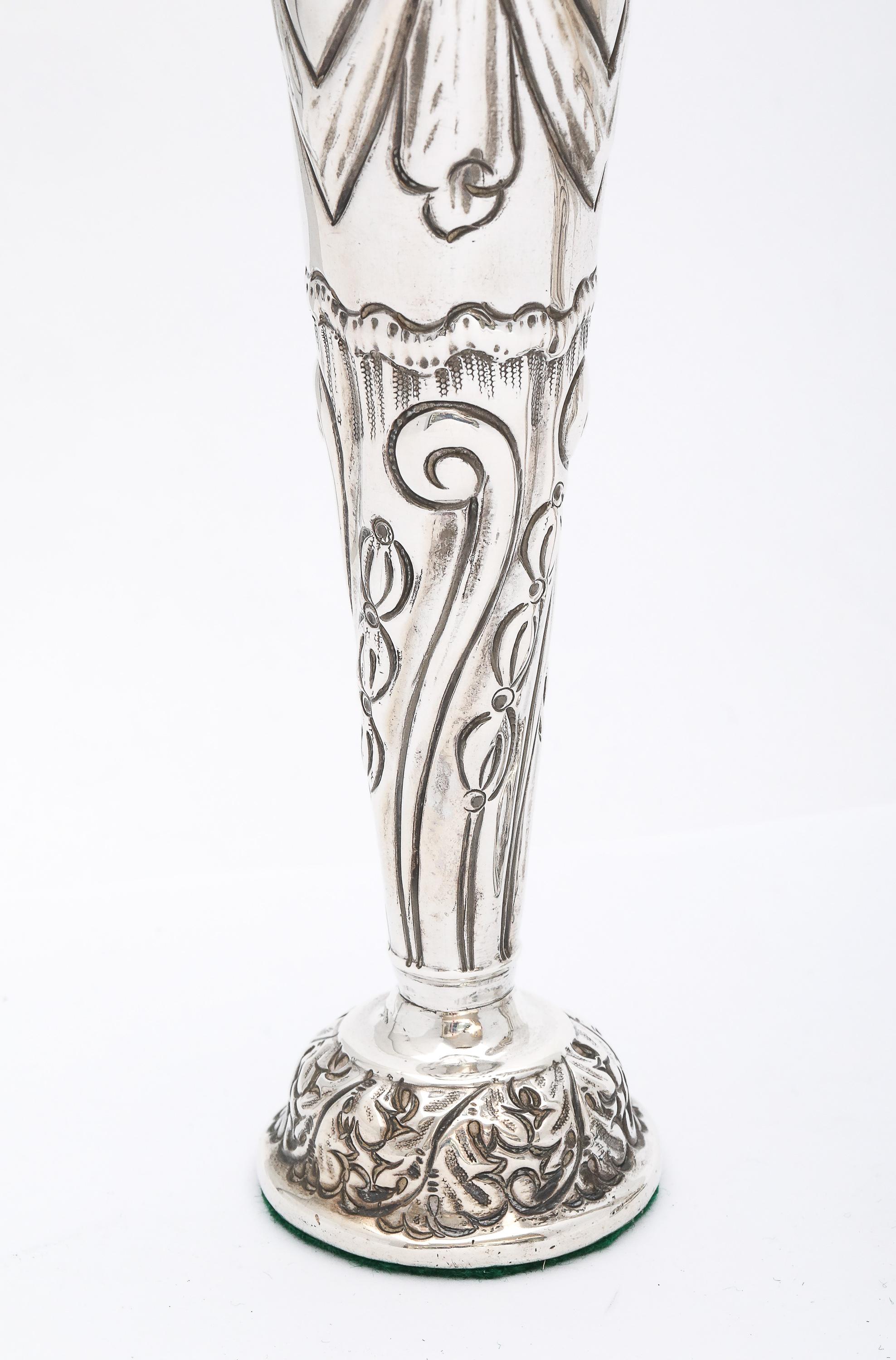 Graziosa coppia di vasi in argento vittoriano di Goldsmiths & Silversmiths in vendita 4