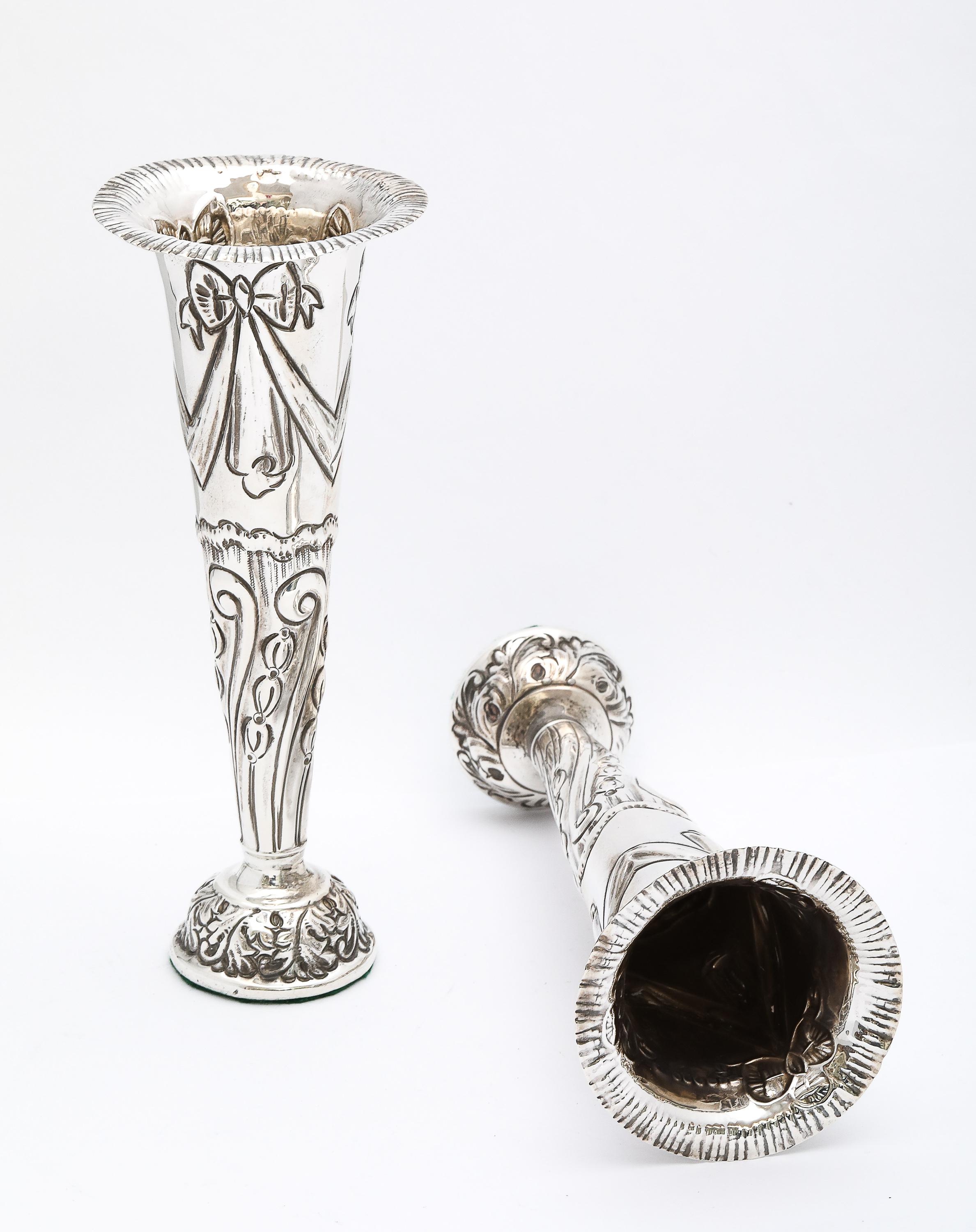 Graziosa coppia di vasi in argento vittoriano di Goldsmiths & Silversmiths in vendita 6