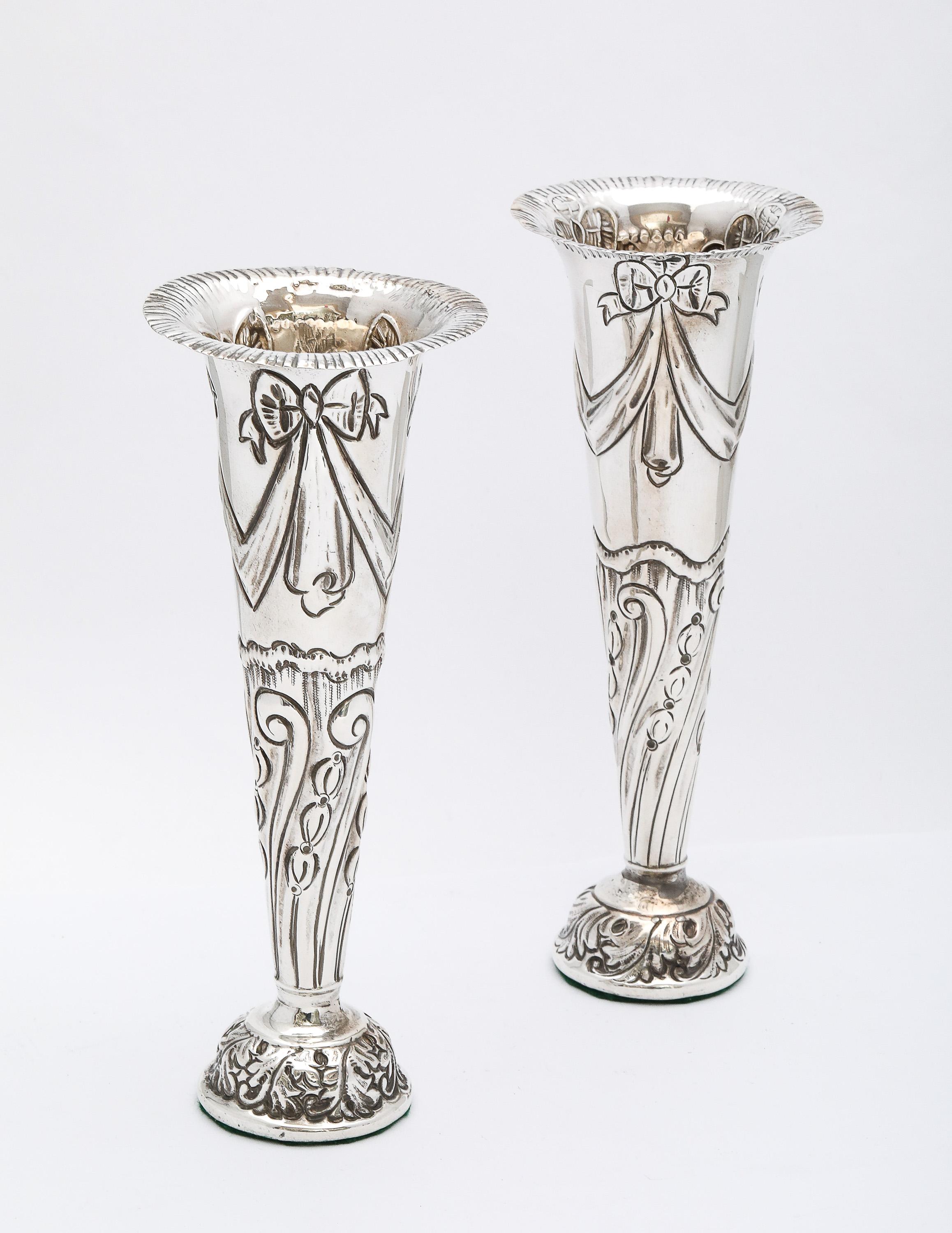 Graziosa coppia di vasi in argento vittoriano di Goldsmiths & Silversmiths in vendita 7