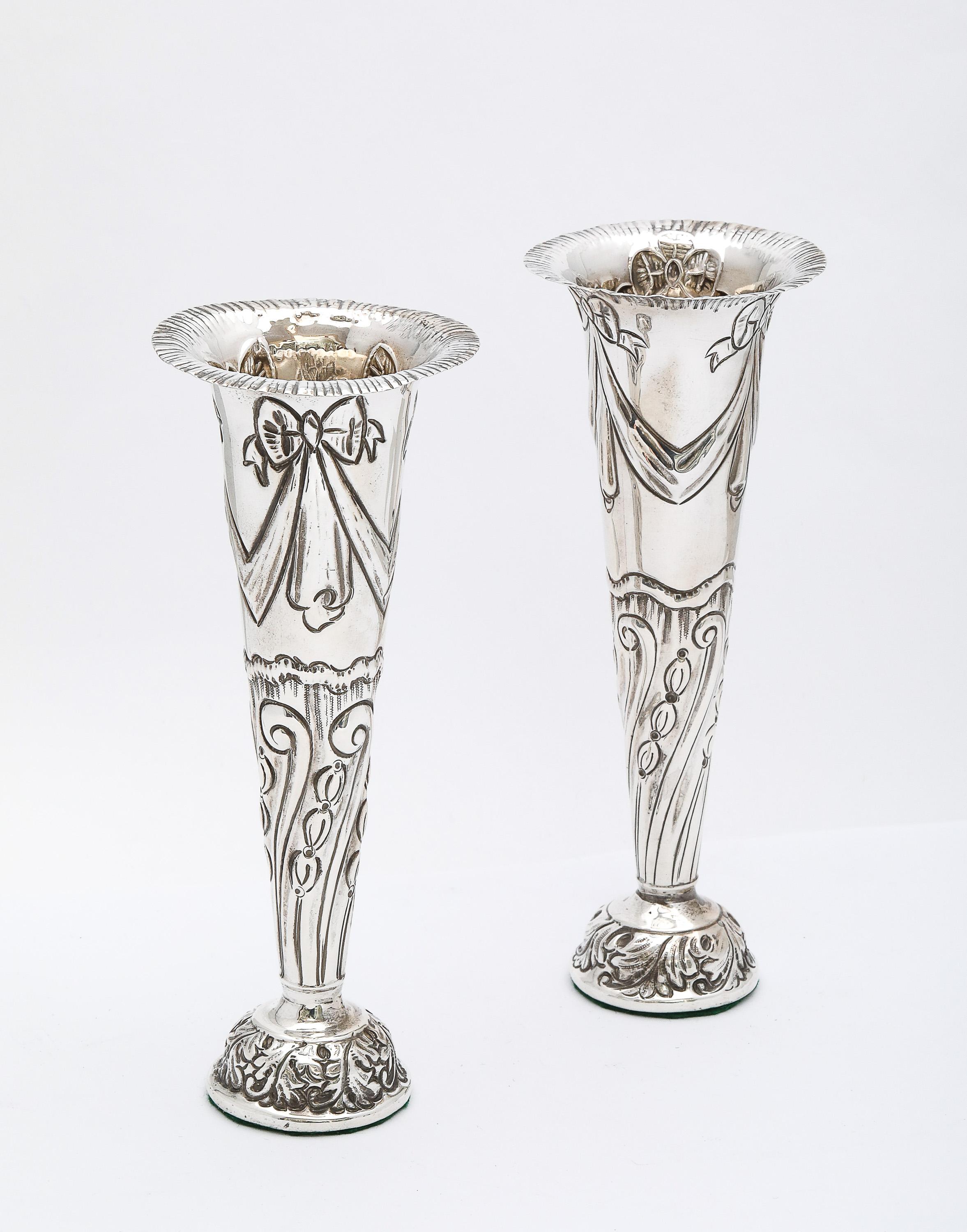 Graziosa coppia di vasi in argento vittoriano di Goldsmiths & Silversmiths in vendita 8