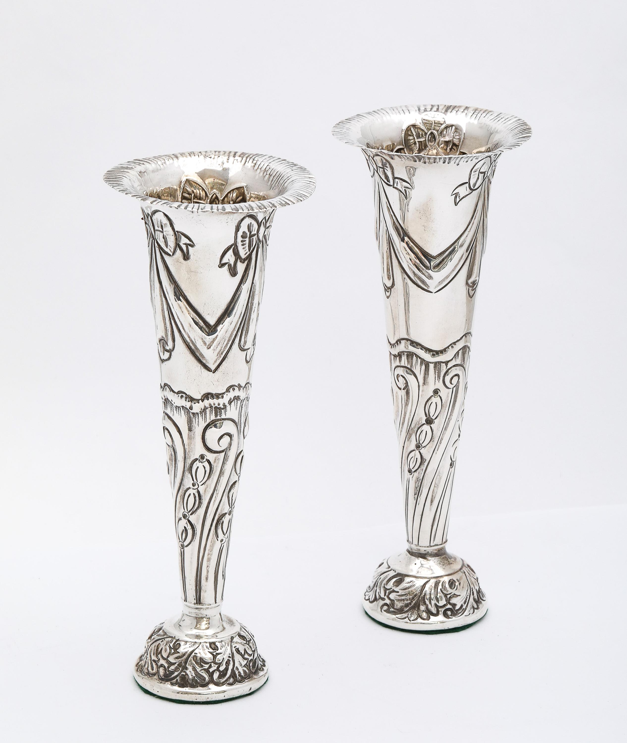 Graziosa coppia di vasi in argento vittoriano di Goldsmiths & Silversmiths in vendita 9