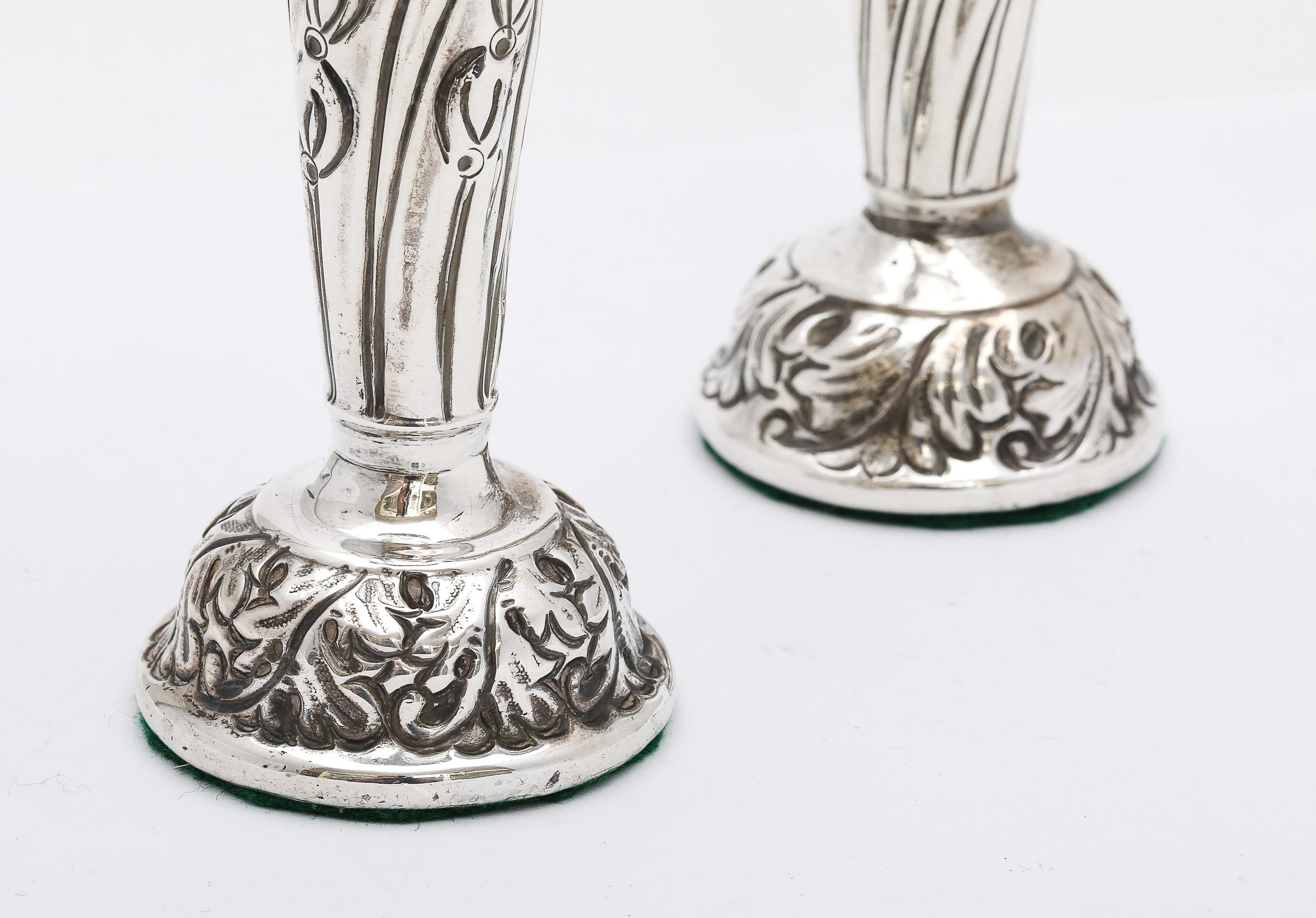Graziosa coppia di vasi in argento vittoriano di Goldsmiths & Silversmiths in vendita 10