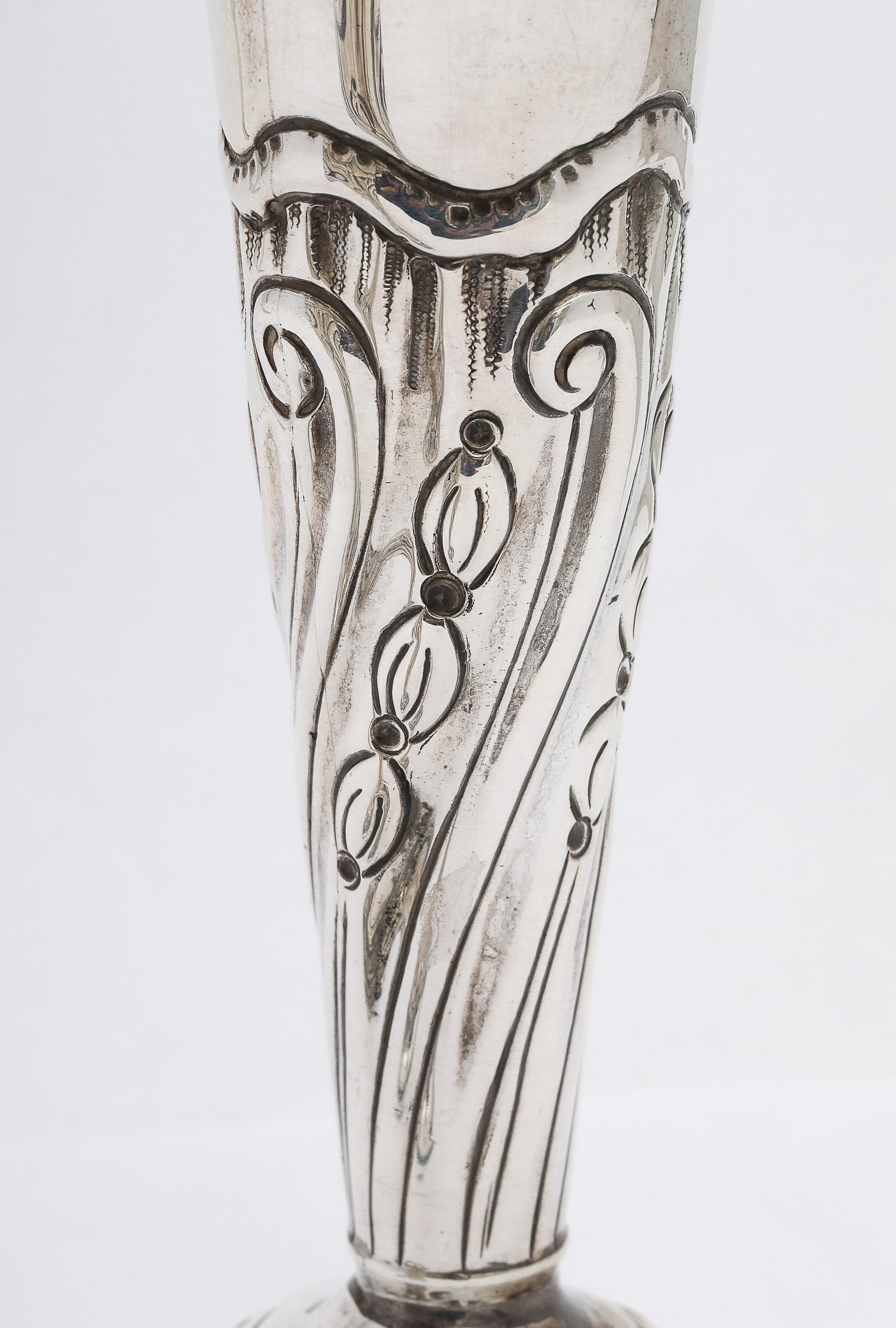 Graziosa coppia di vasi in argento vittoriano di Goldsmiths & Silversmiths in vendita 11