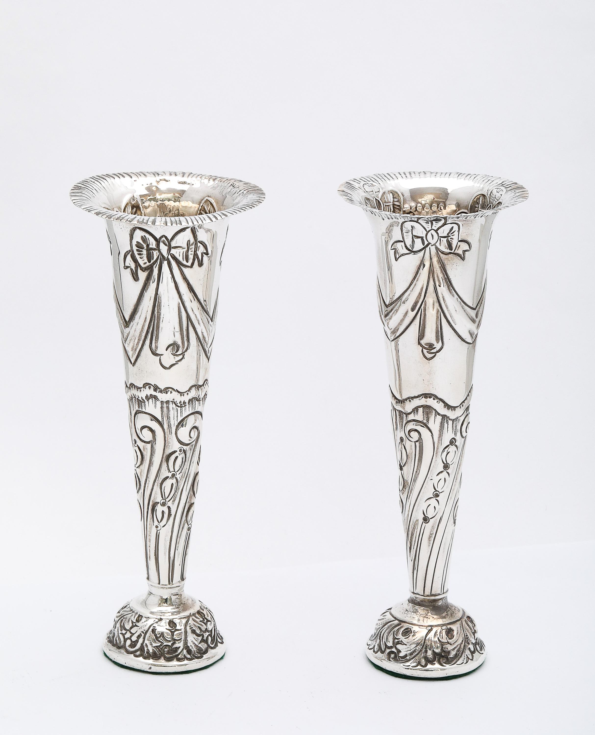 Graziosa coppia di vasi a bocciolo in argento sterling del periodo vittoriano, Londra, con marchio dell'anno 1896, Goldsmiths & Silversmiths Co., Ltd.. - creatori. Ogni vaso misura 6 3/4 pollici di altezza x 2 1/4  diametro di circa 2 pollici nella