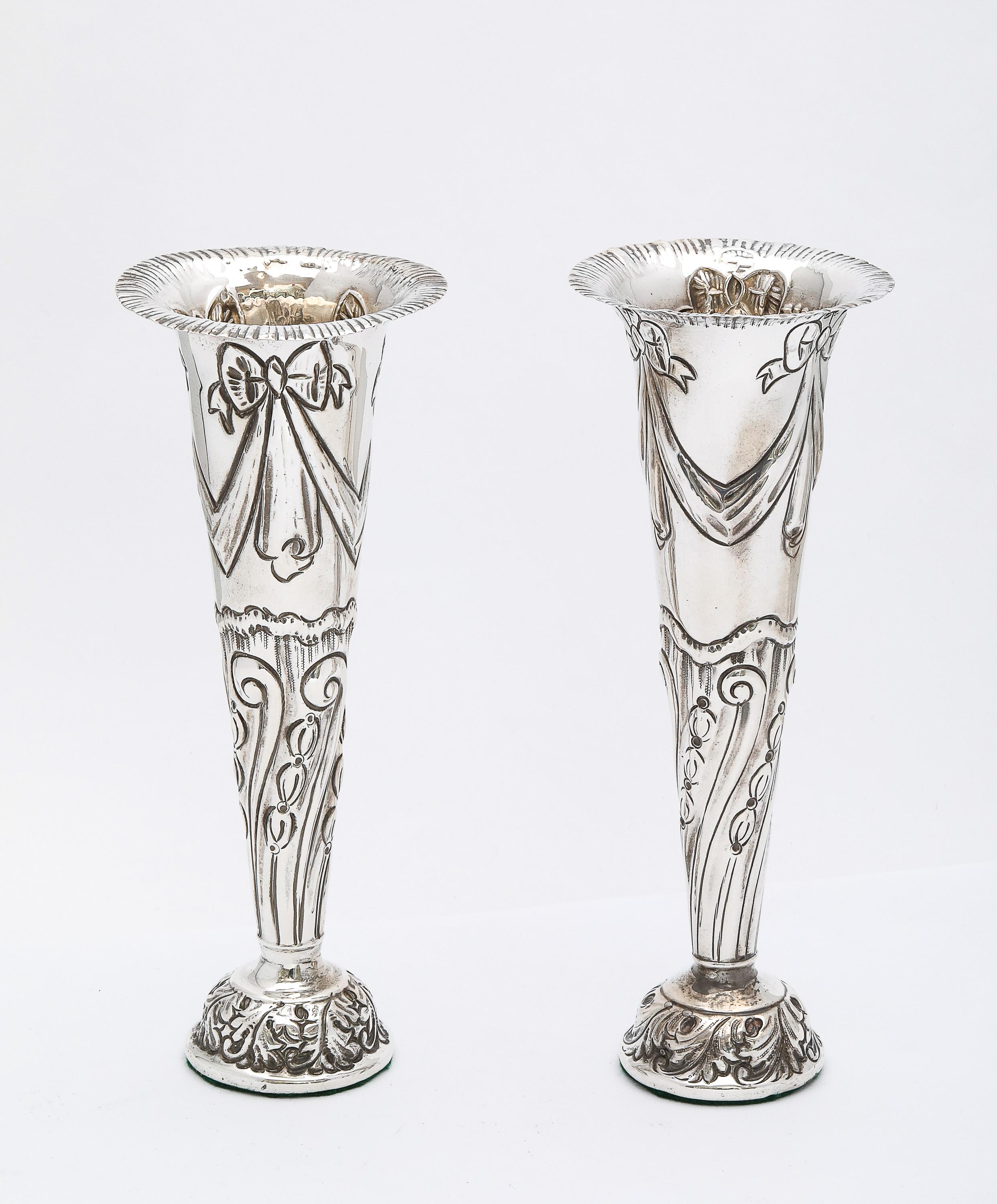 Vittoriano Graziosa coppia di vasi in argento vittoriano di Goldsmiths & Silversmiths in vendita