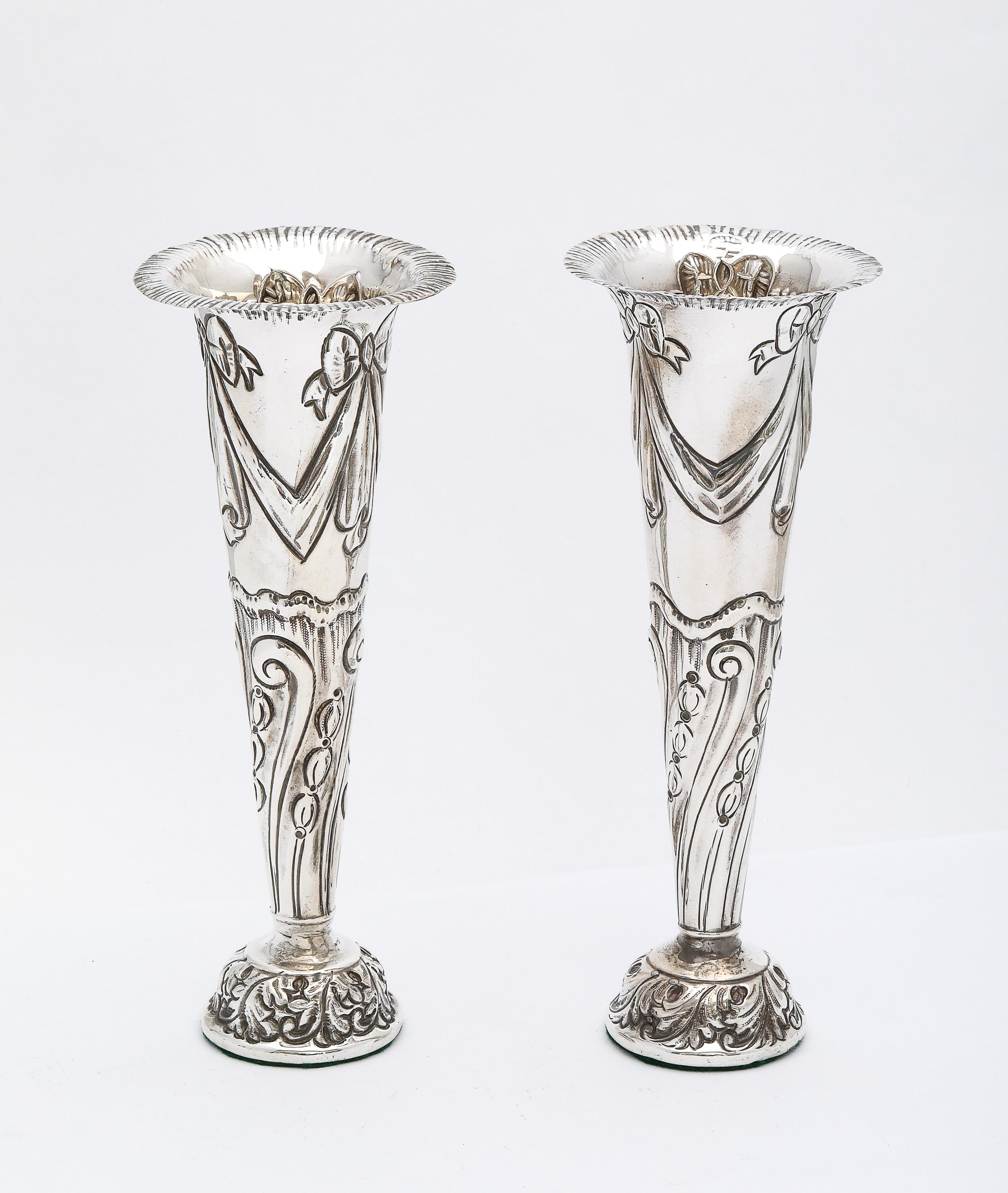 Inglese Graziosa coppia di vasi in argento vittoriano di Goldsmiths & Silversmiths in vendita