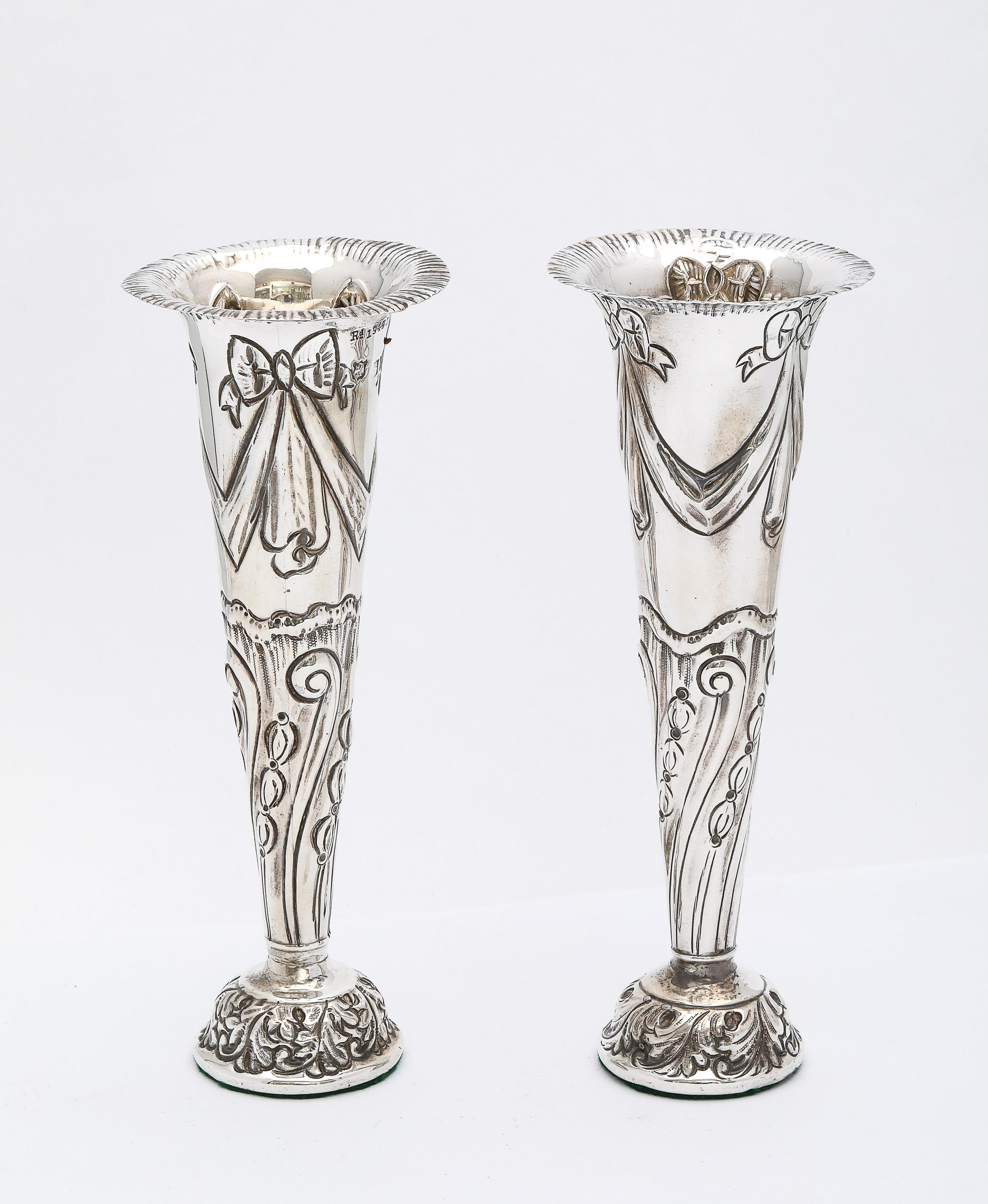 Graziosa coppia di vasi in argento vittoriano di Goldsmiths & Silversmiths In condizioni buone in vendita a New York, NY