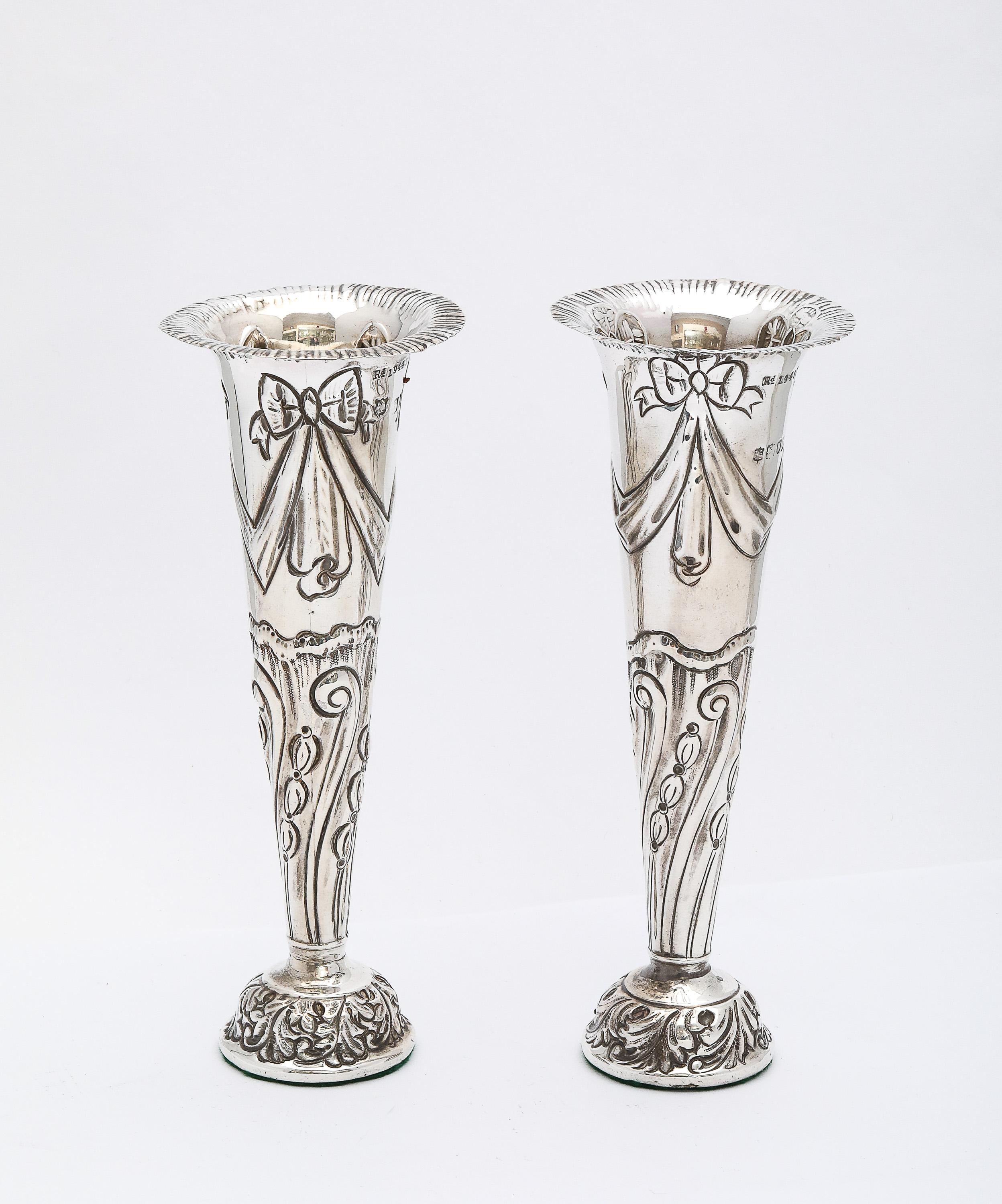 Fine XIX secolo Graziosa coppia di vasi in argento vittoriano di Goldsmiths & Silversmiths in vendita