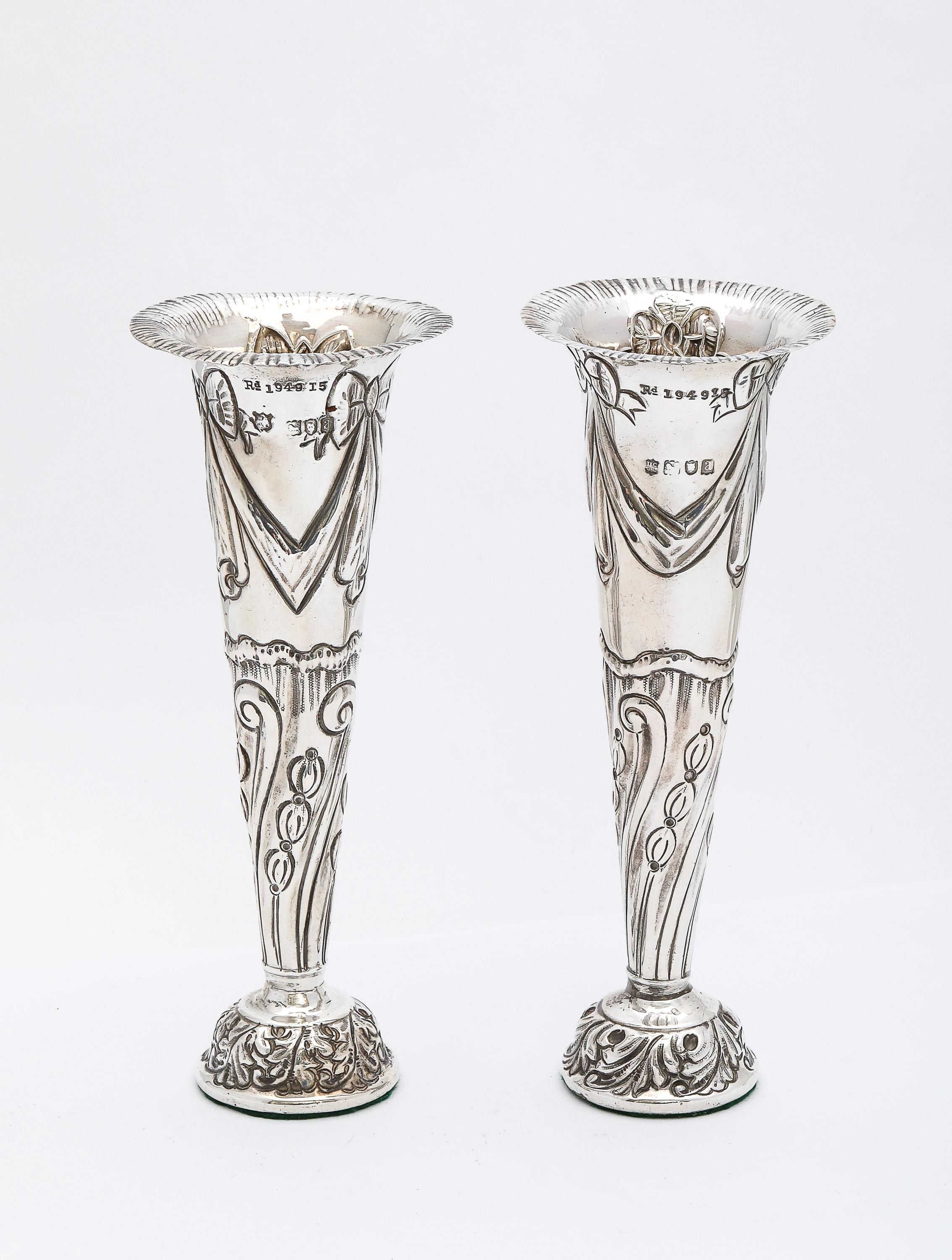 Argento 925 Graziosa coppia di vasi in argento vittoriano di Goldsmiths & Silversmiths in vendita