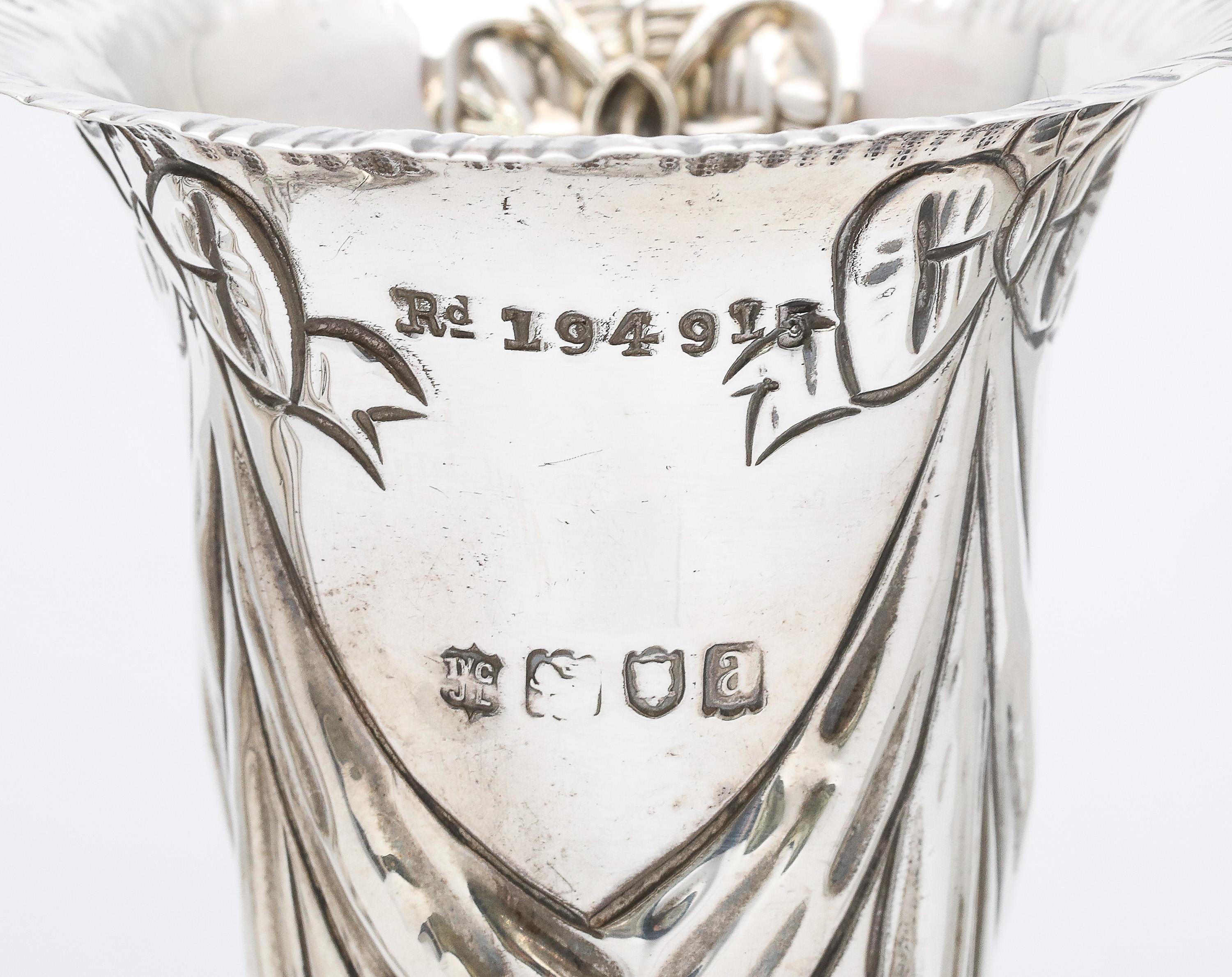 Graziosa coppia di vasi in argento vittoriano di Goldsmiths & Silversmiths in vendita 1