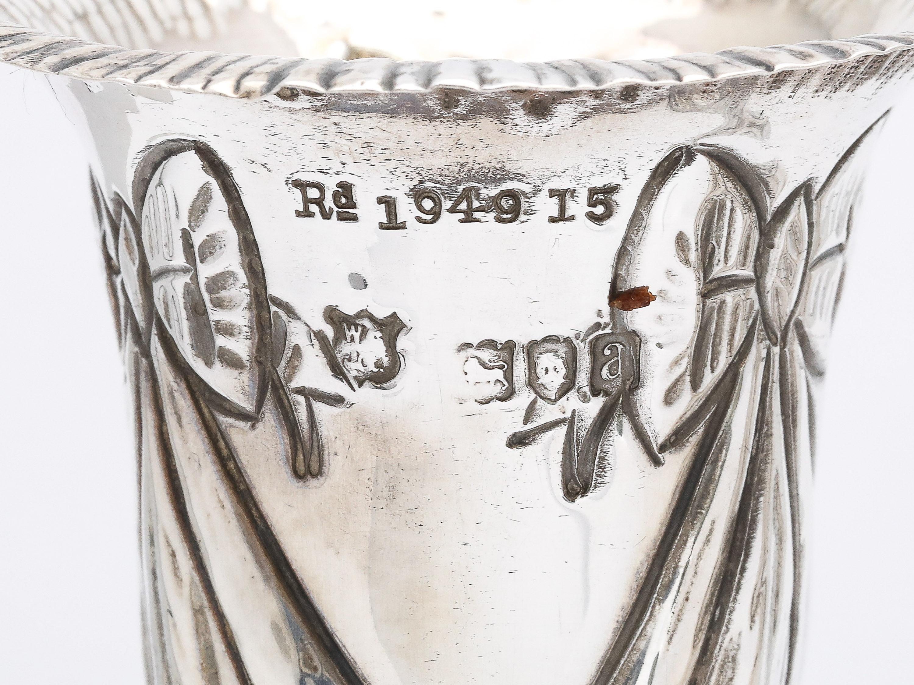 Graziosa coppia di vasi in argento vittoriano di Goldsmiths & Silversmiths in vendita 2