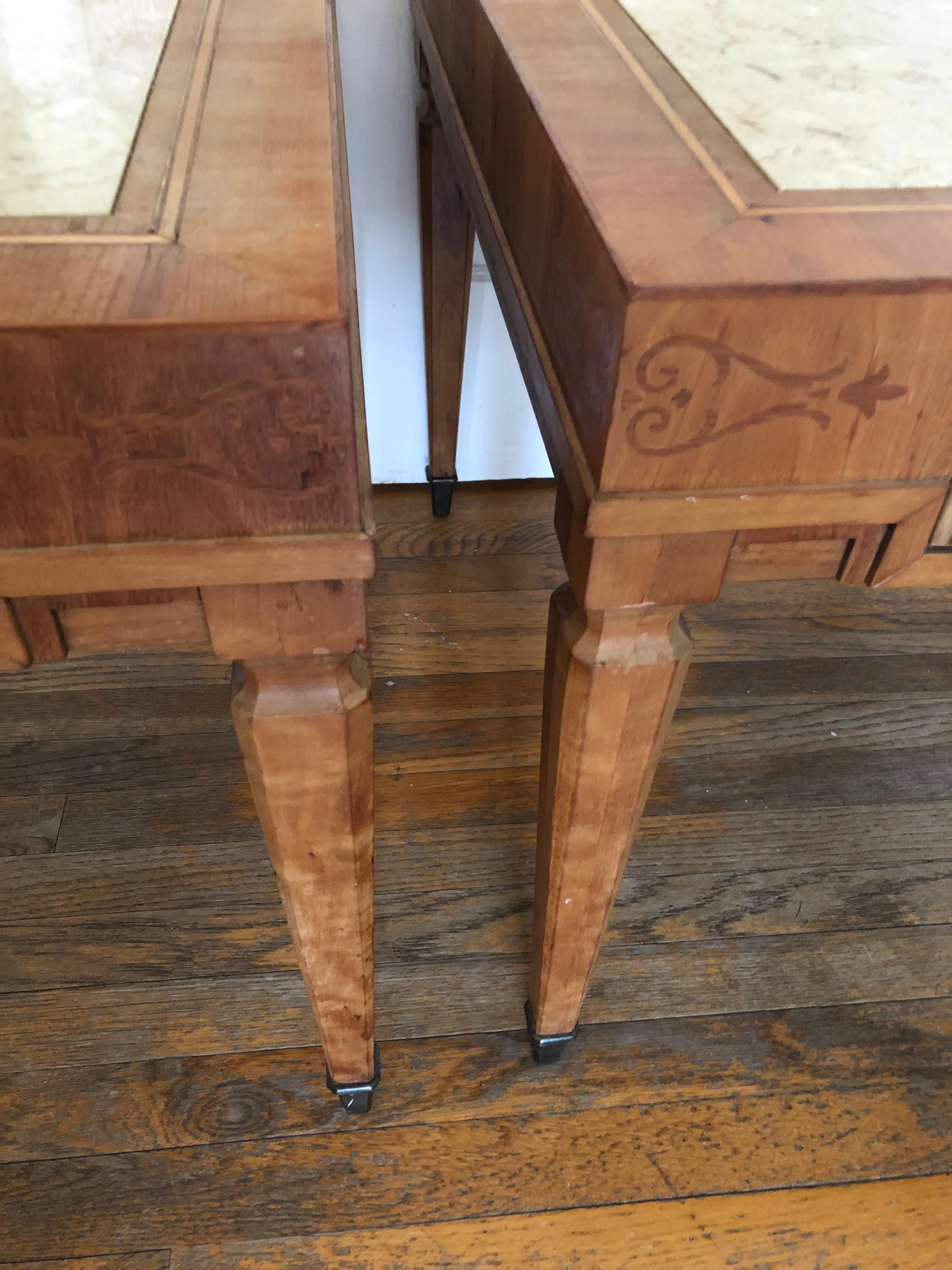 Lovely Pair of Vintage Blonde Wood & Marble Night Stands End Tables In Good Condition In Hopewell, NJ