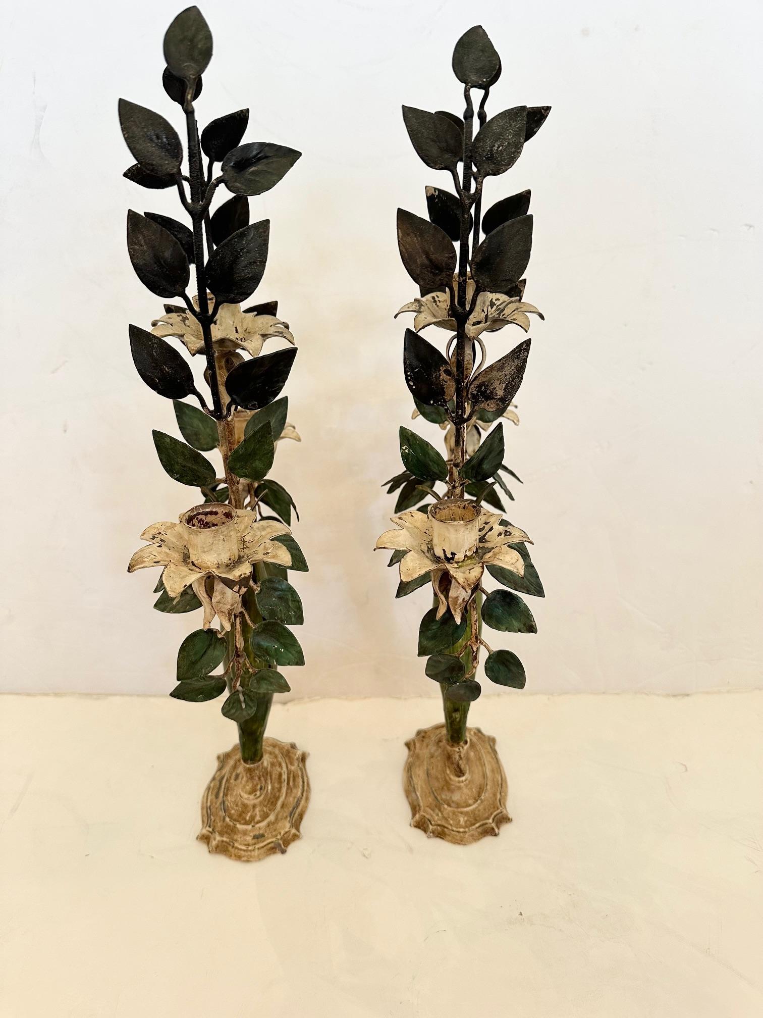 Metallo Bella coppia di candelabri in tiglio dipinti d'epoca in vendita