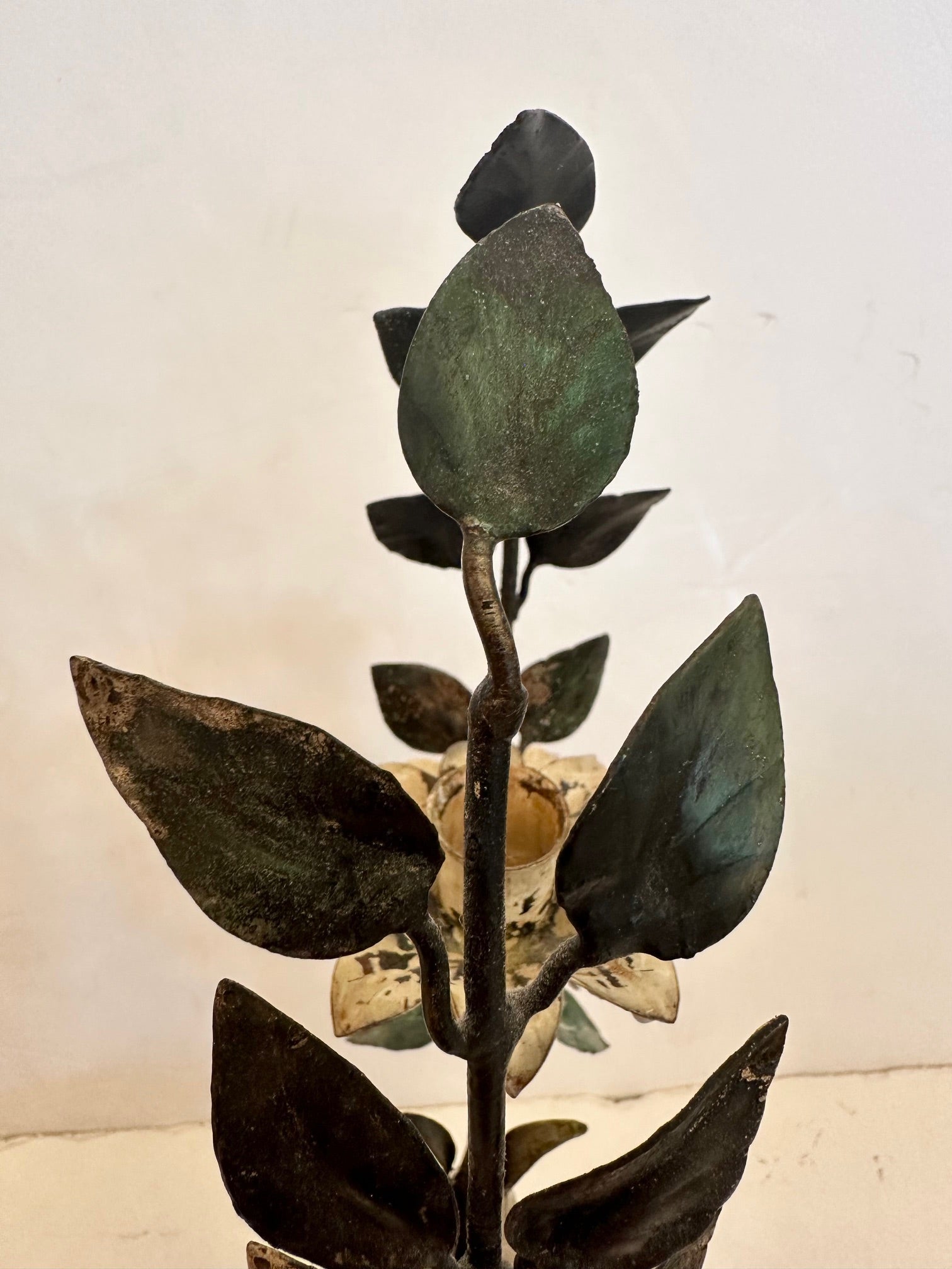 Bella coppia di candelabri in tiglio dipinti d'epoca in vendita 1
