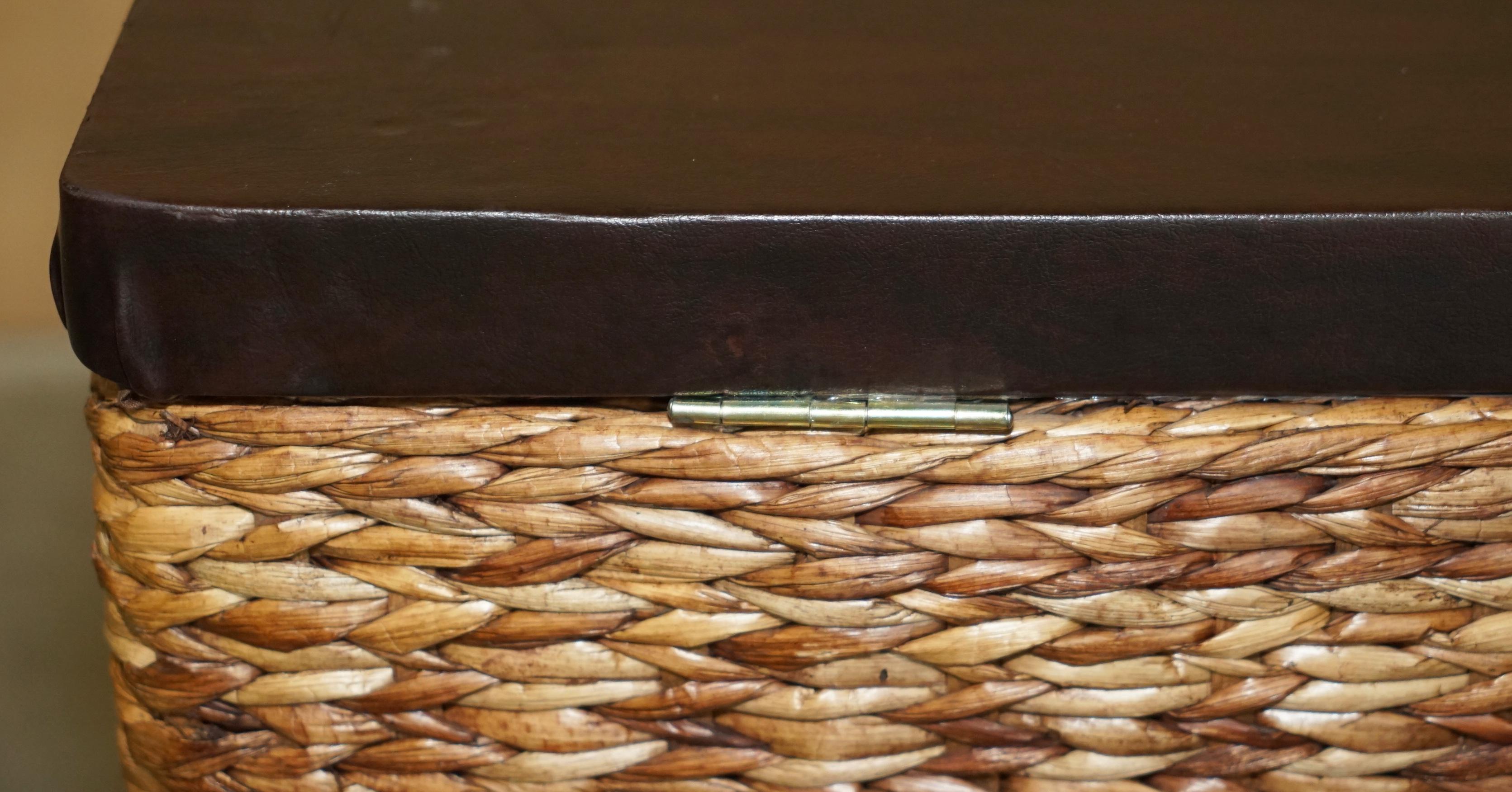 encantador par de asientos antiguos de lino con tapas de madera maciza en venta 3