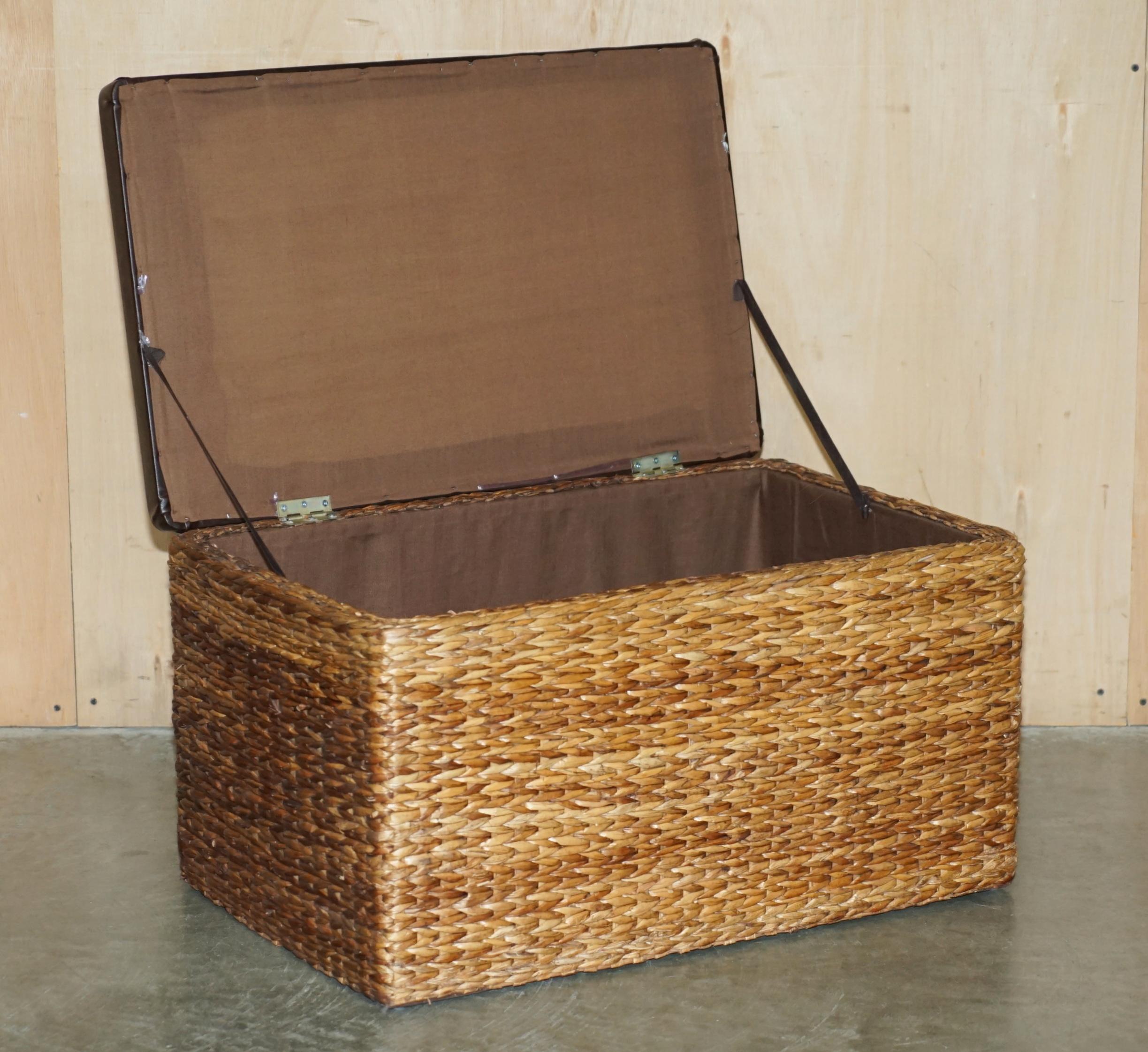 LOVELY PAIR OF VINTAGE WICKER LINEN STORAGE TRUNKS SEATS WITH SOLID WOOD TOPs For Sale 5