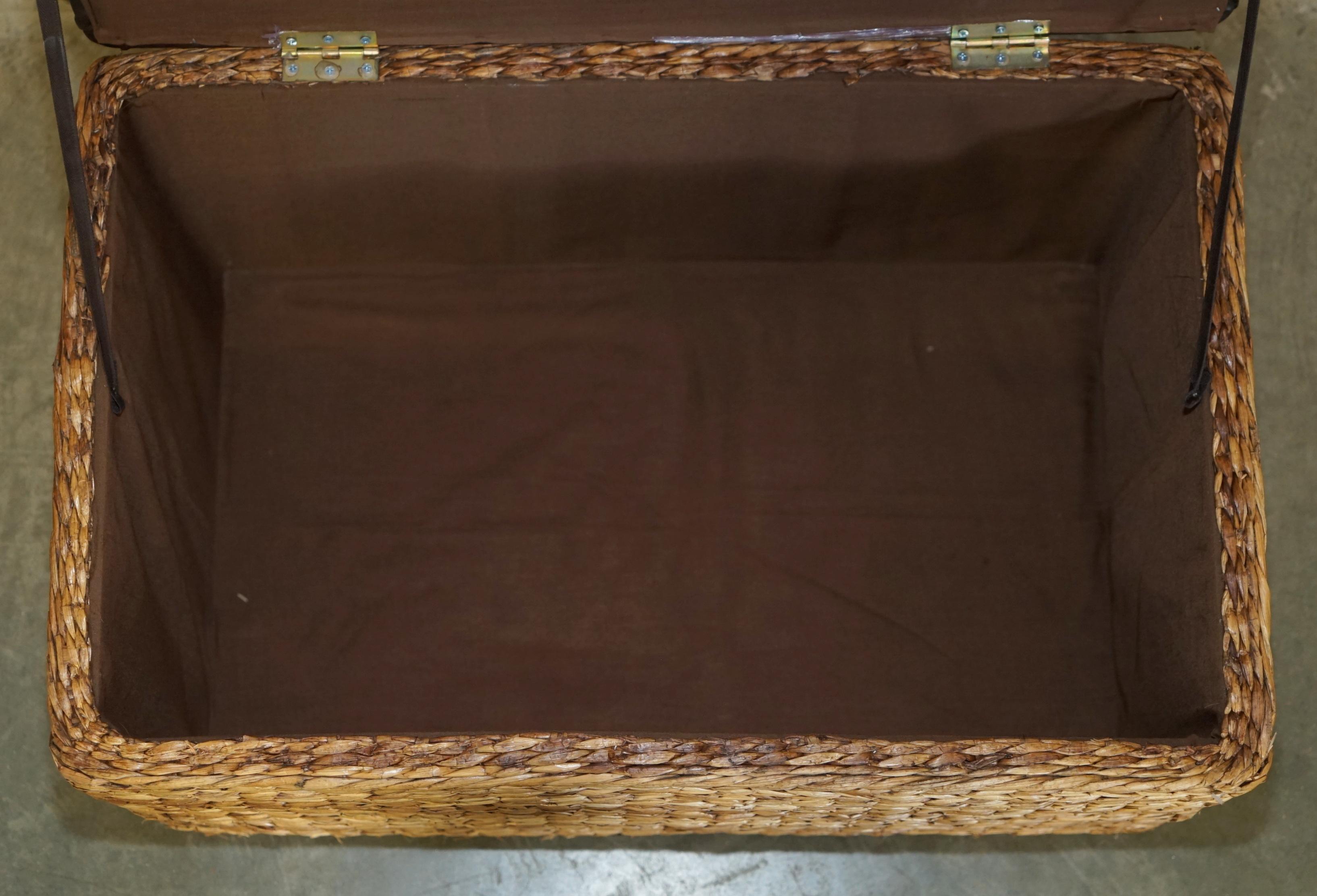 Jolie paire de chaises de stockage vintage en lin de type WICKER Linen avec dessus en bois de cervidé en vente 7