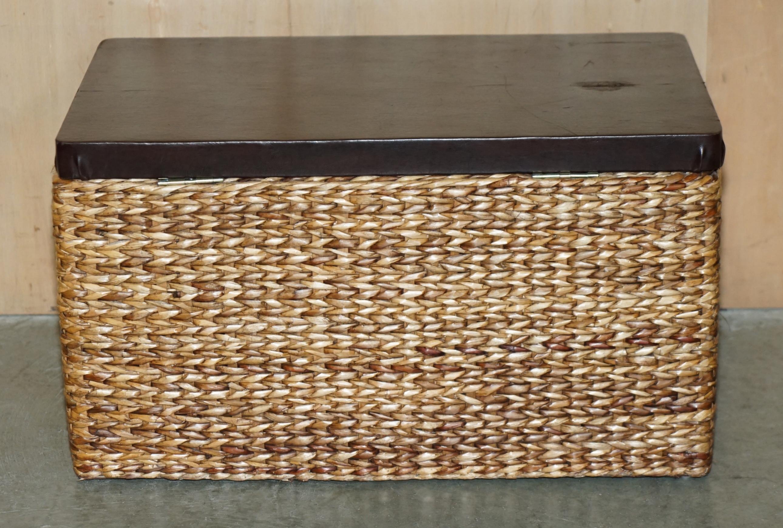 Jolie paire de chaises de stockage vintage en lin de type WICKER Linen avec dessus en bois de cervidé en vente 11