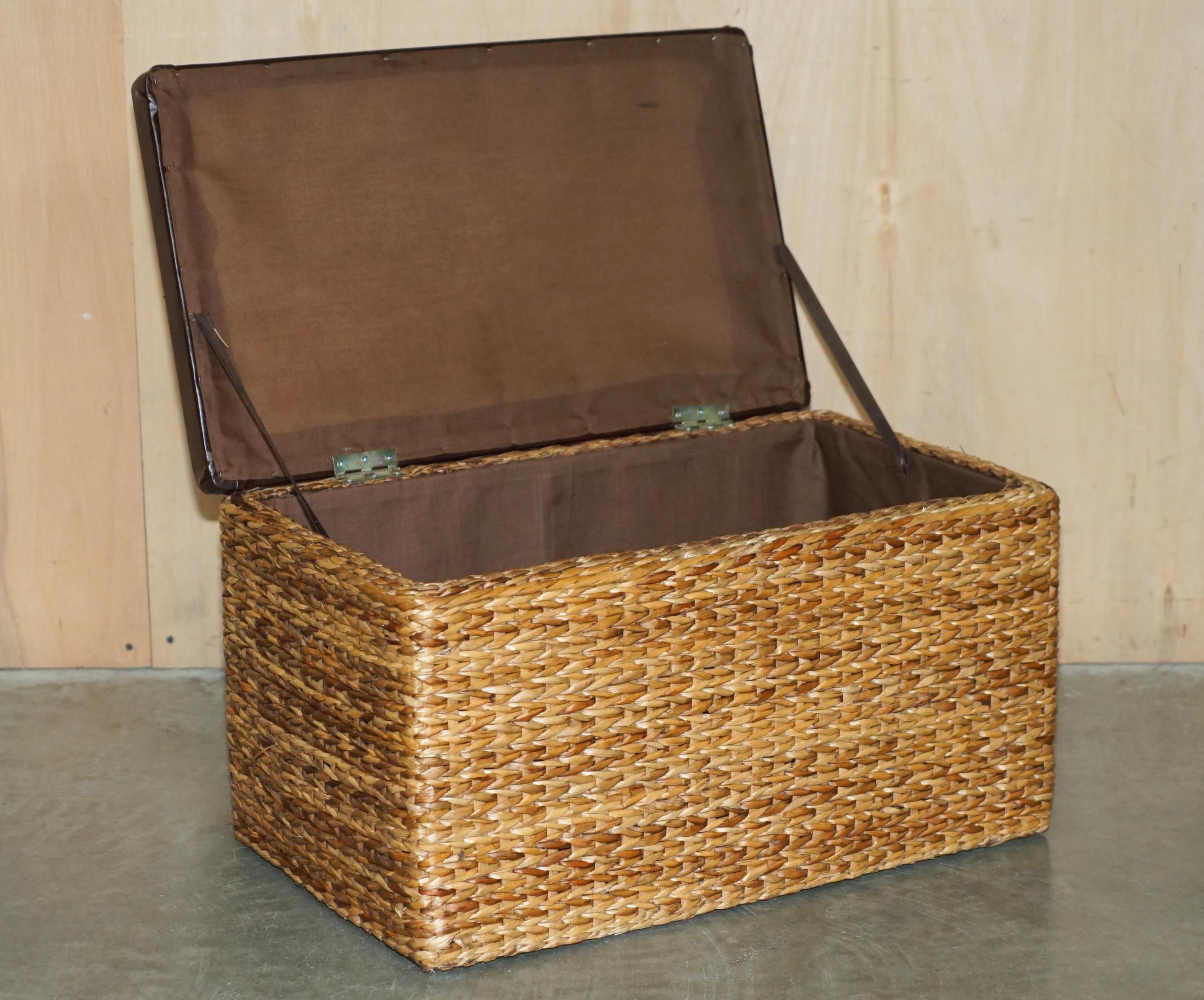 Jolie paire de chaises de stockage vintage en lin de type WICKER Linen avec dessus en bois de cervidé en vente 12