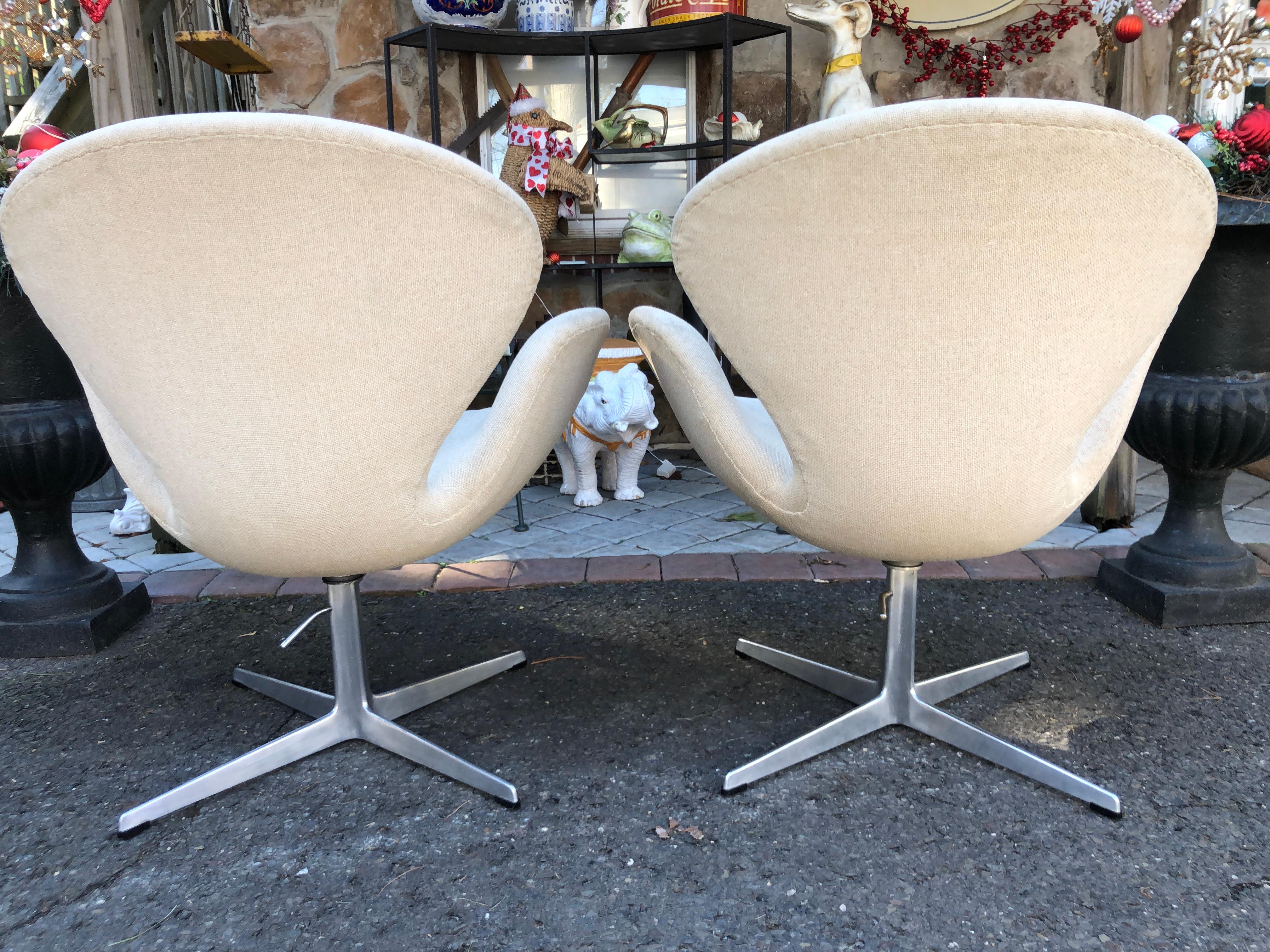 Schönes Paar Swan Chairs von Arne Jacobsen für Fritz Hansen, 1960er Jahre im Angebot 7